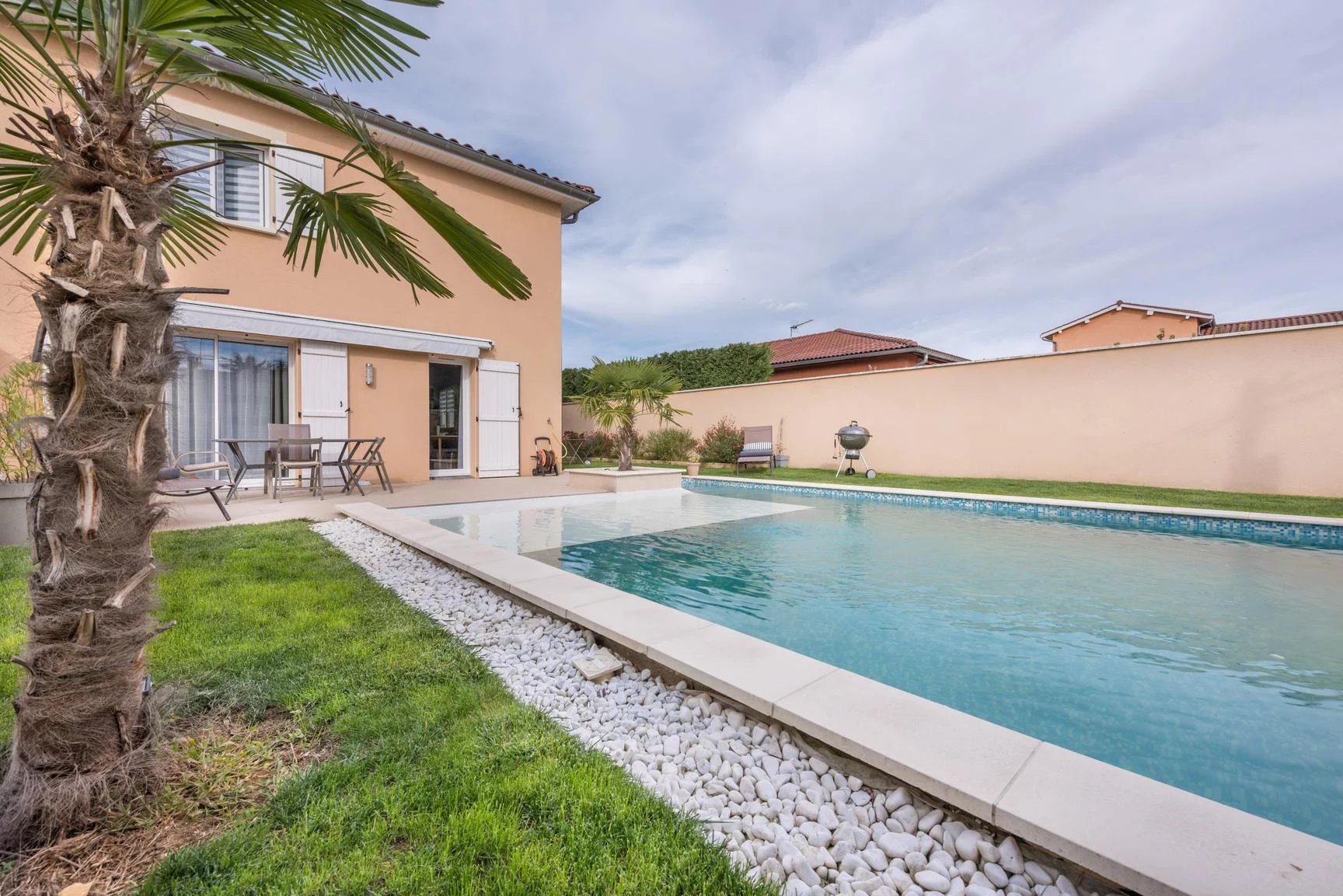 Villa récente avec piscine