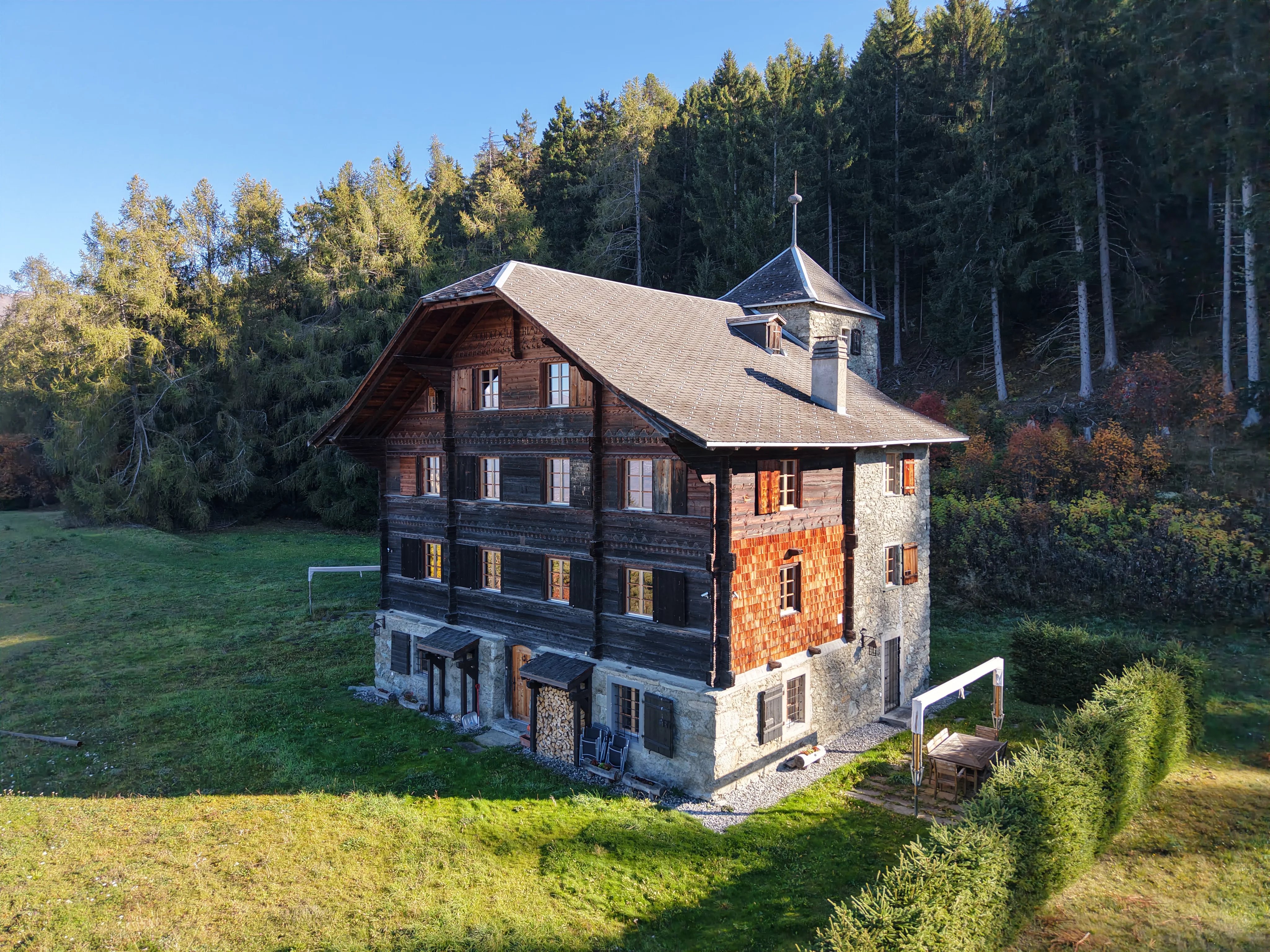 Domaine exceptionnel et exclusif entièrement rénové au coeur des Alpes Valaisannes