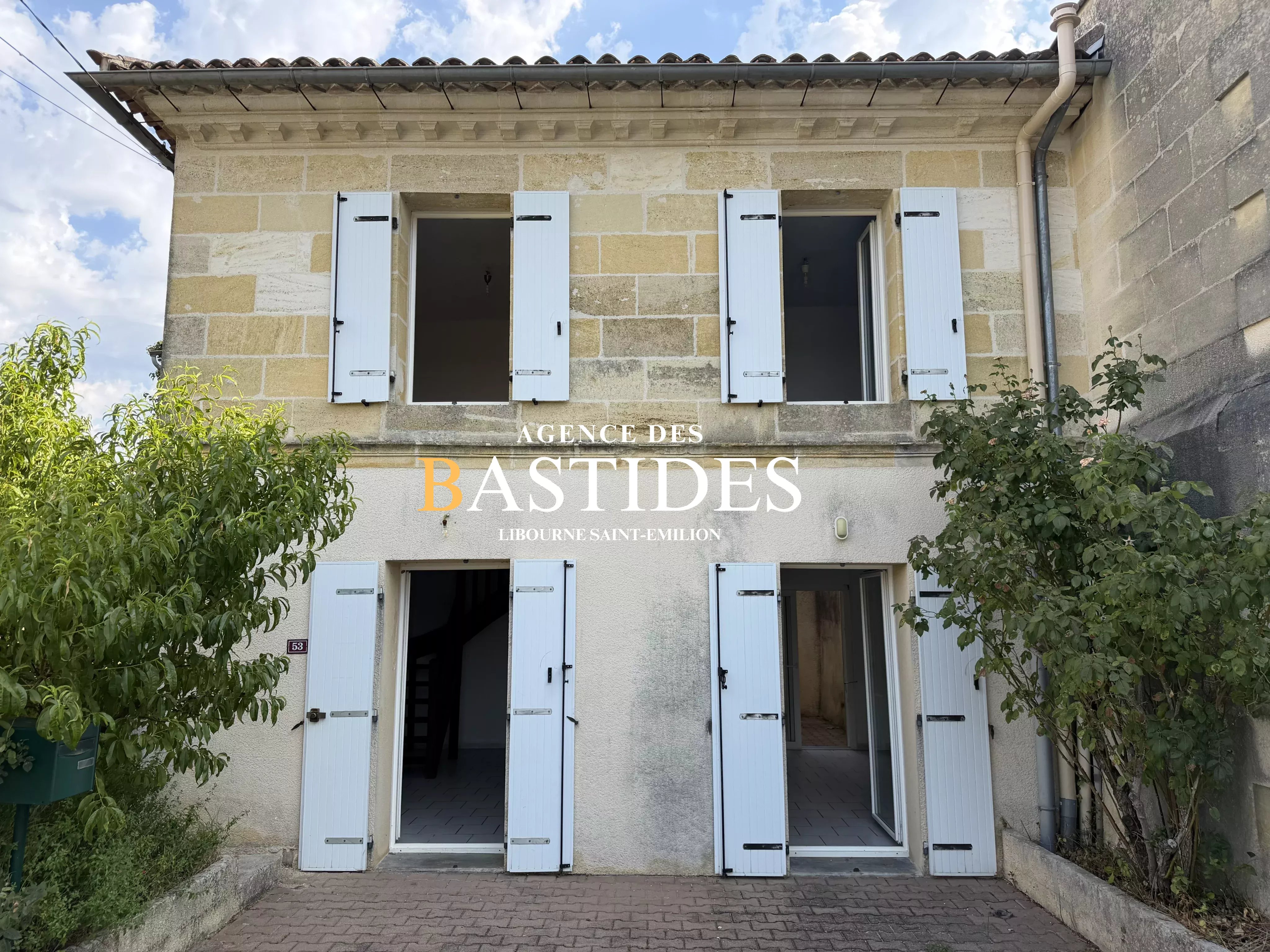 Maison en pierre dans un village
