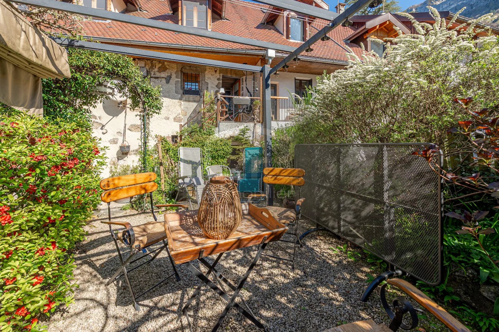 Veyrier-du-Lac – Grand T3 atypique de 85 m² avec jardin privatif, à 5 minutes du lac