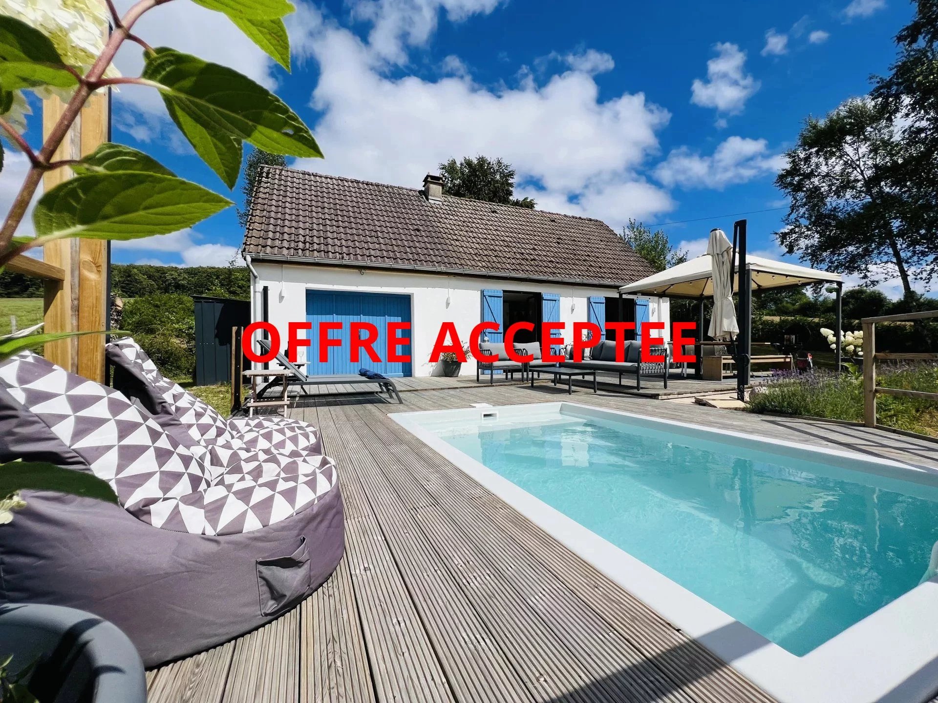 House with lovely views and swimming pool for sale in Burgundy
