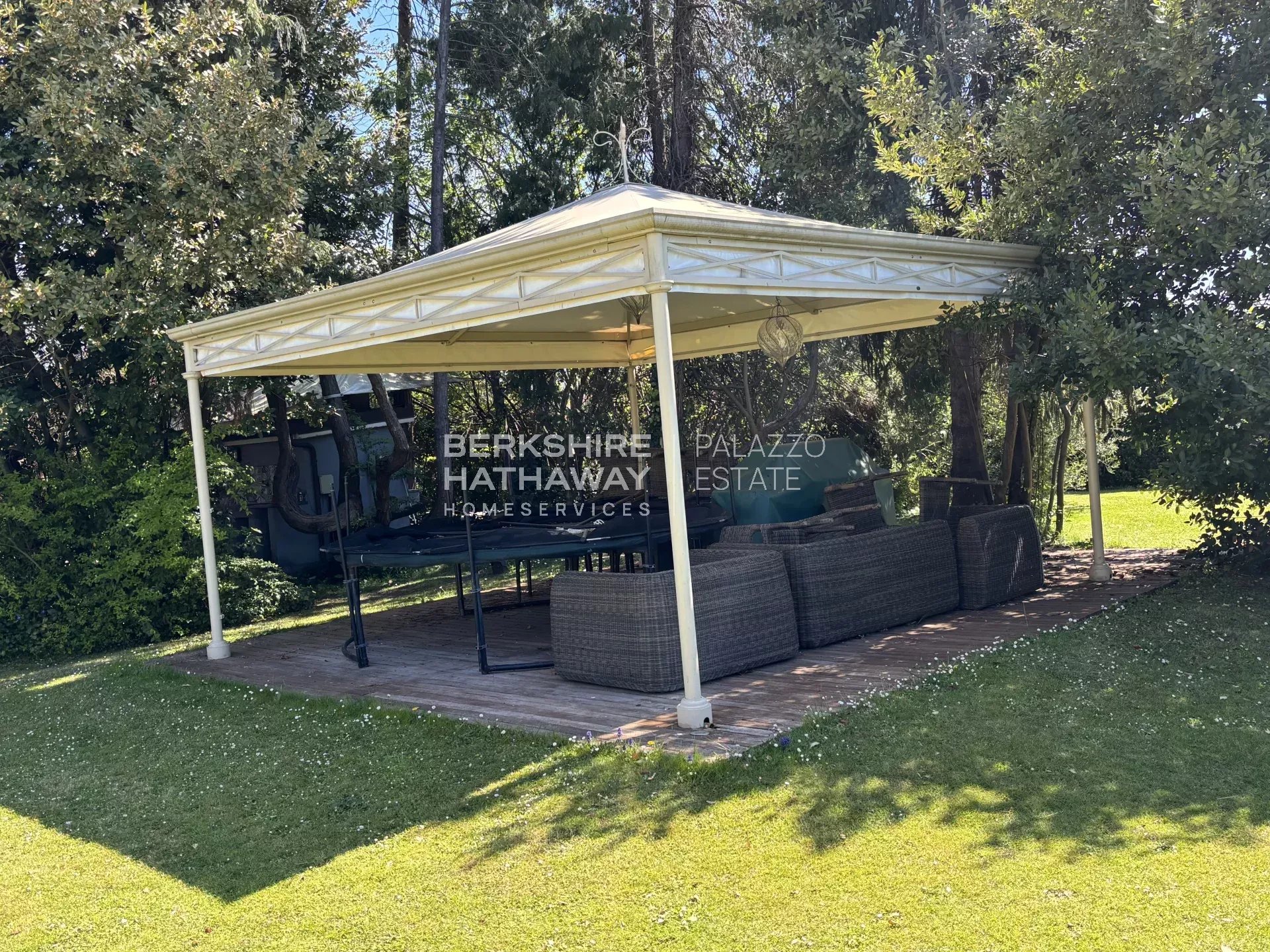 Magnificent detached villa with a large garden, minutes from the sea and Pietrasanta