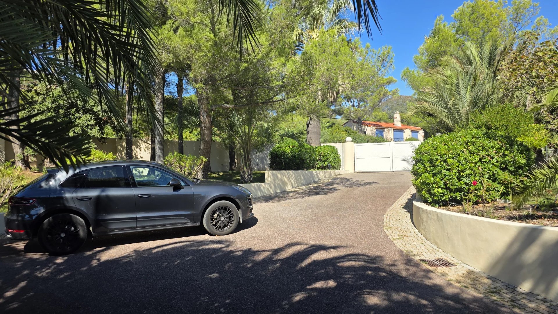 Вилла на первой линии у моря