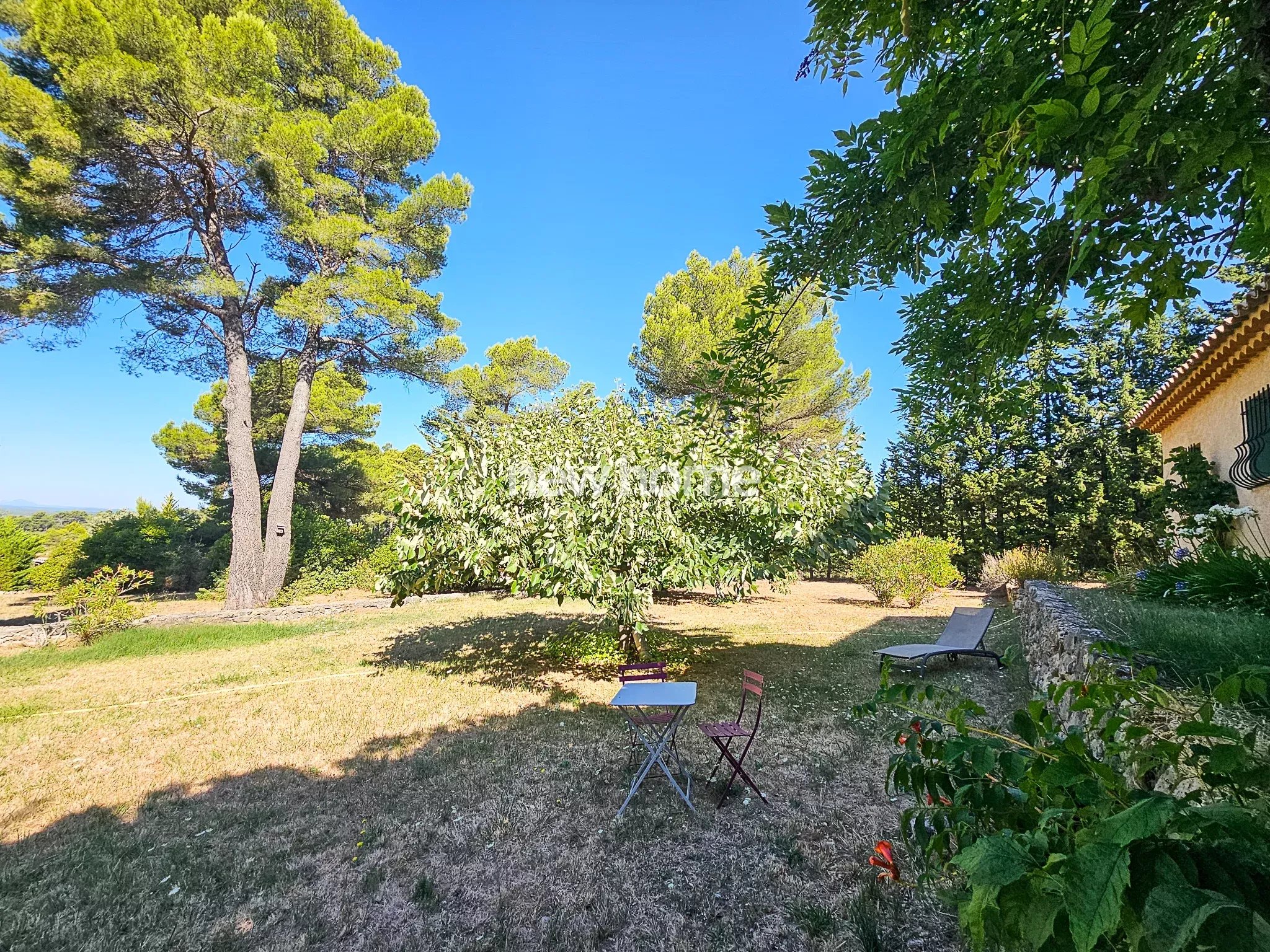 Havre de paix au cur de la nature avec vaste terrain arboré
