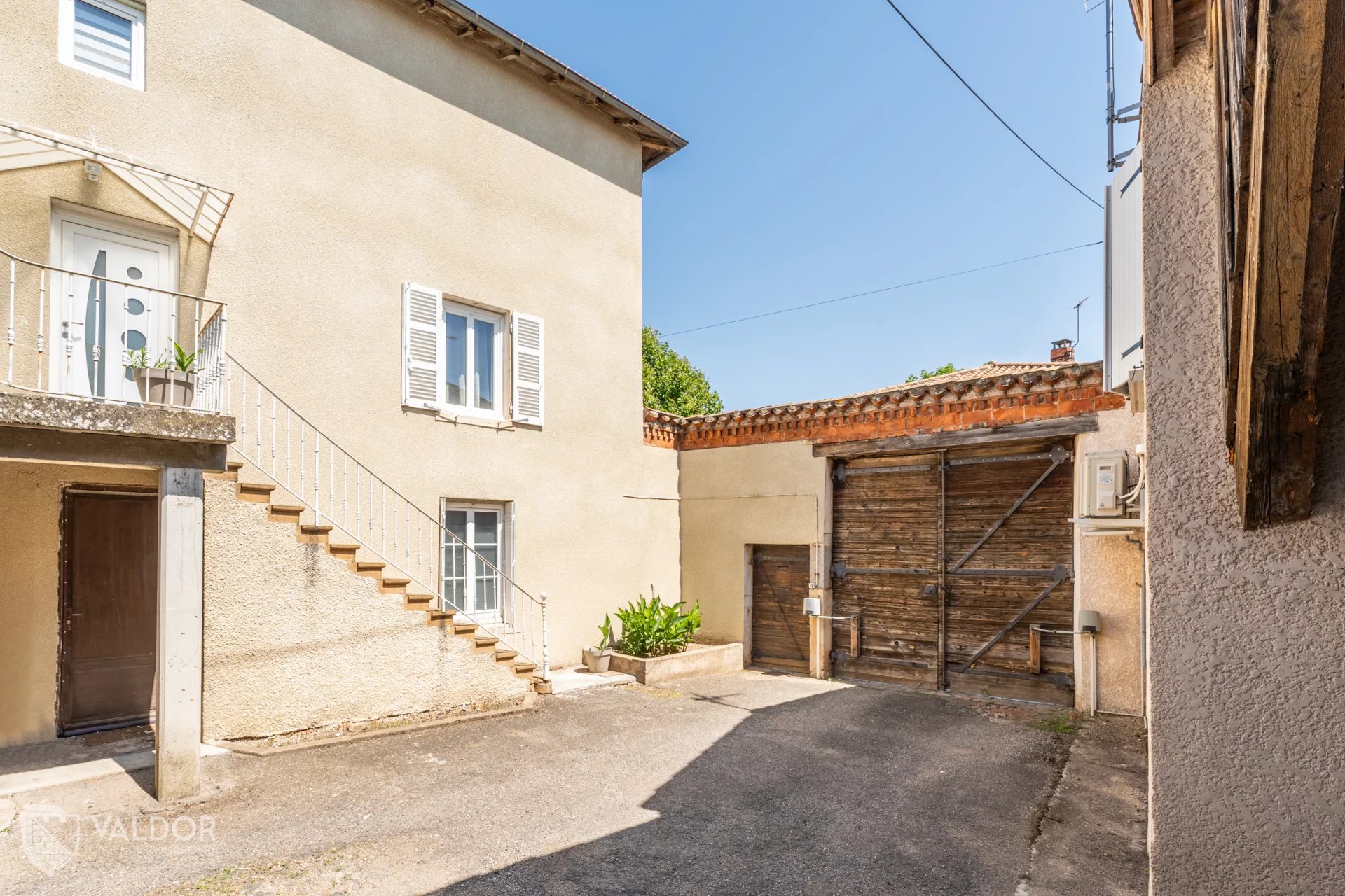 MAISON DE VILLAGE AVEC TERRASSE 2 PARKINGS + STUDIO LOUE