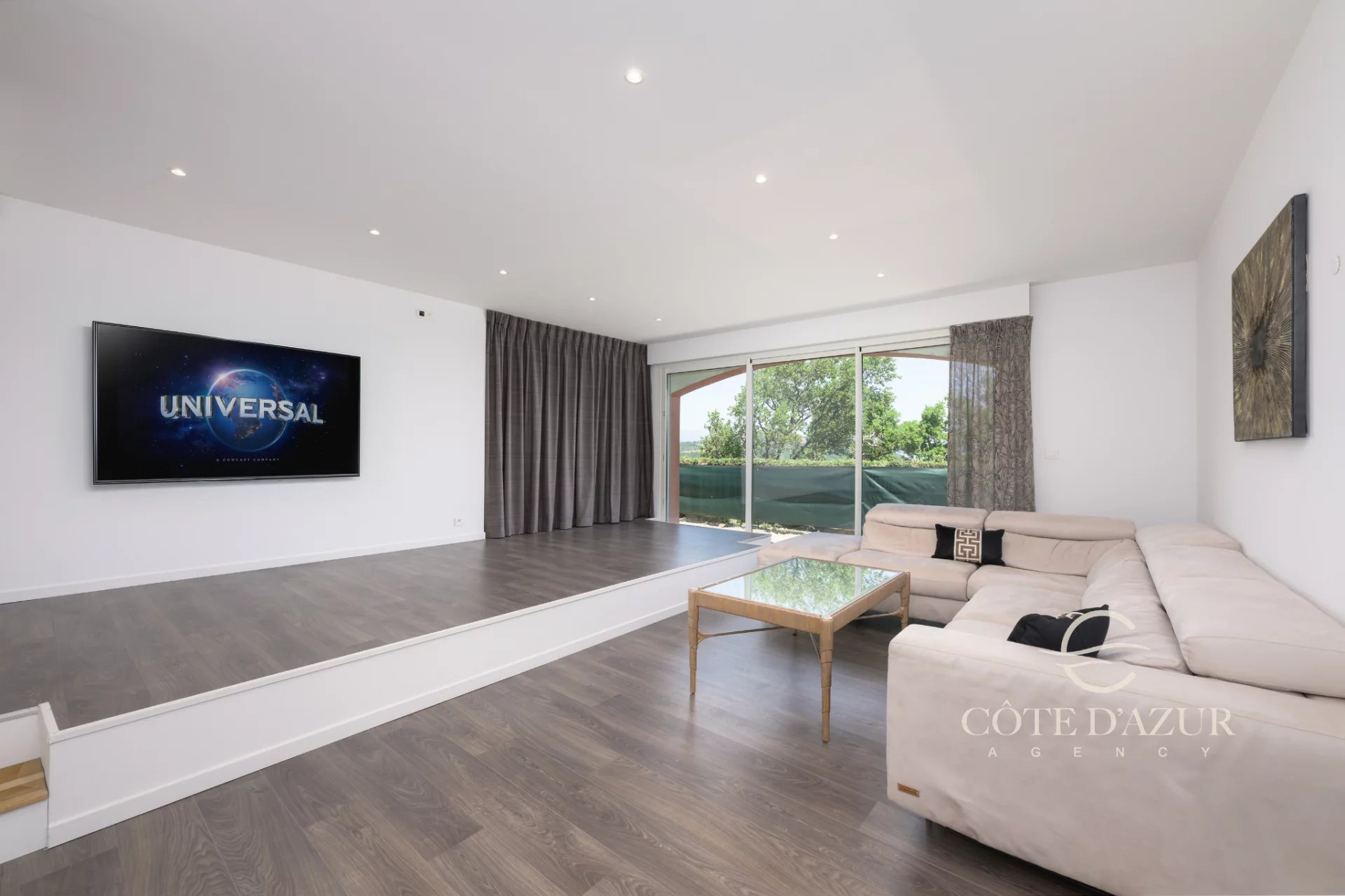 Exceptional property with panoramic sea views 33