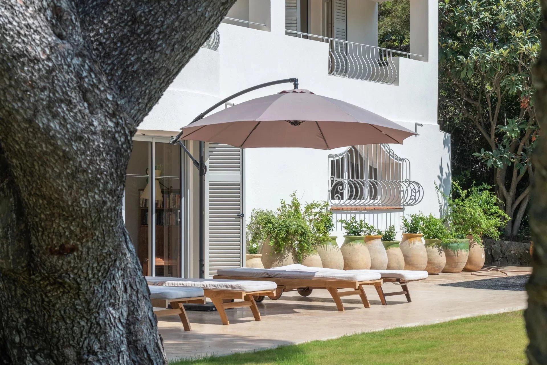 Villa provençale en deuxième ligne avec jardins plats, piscine chauffée et vue sur la mer