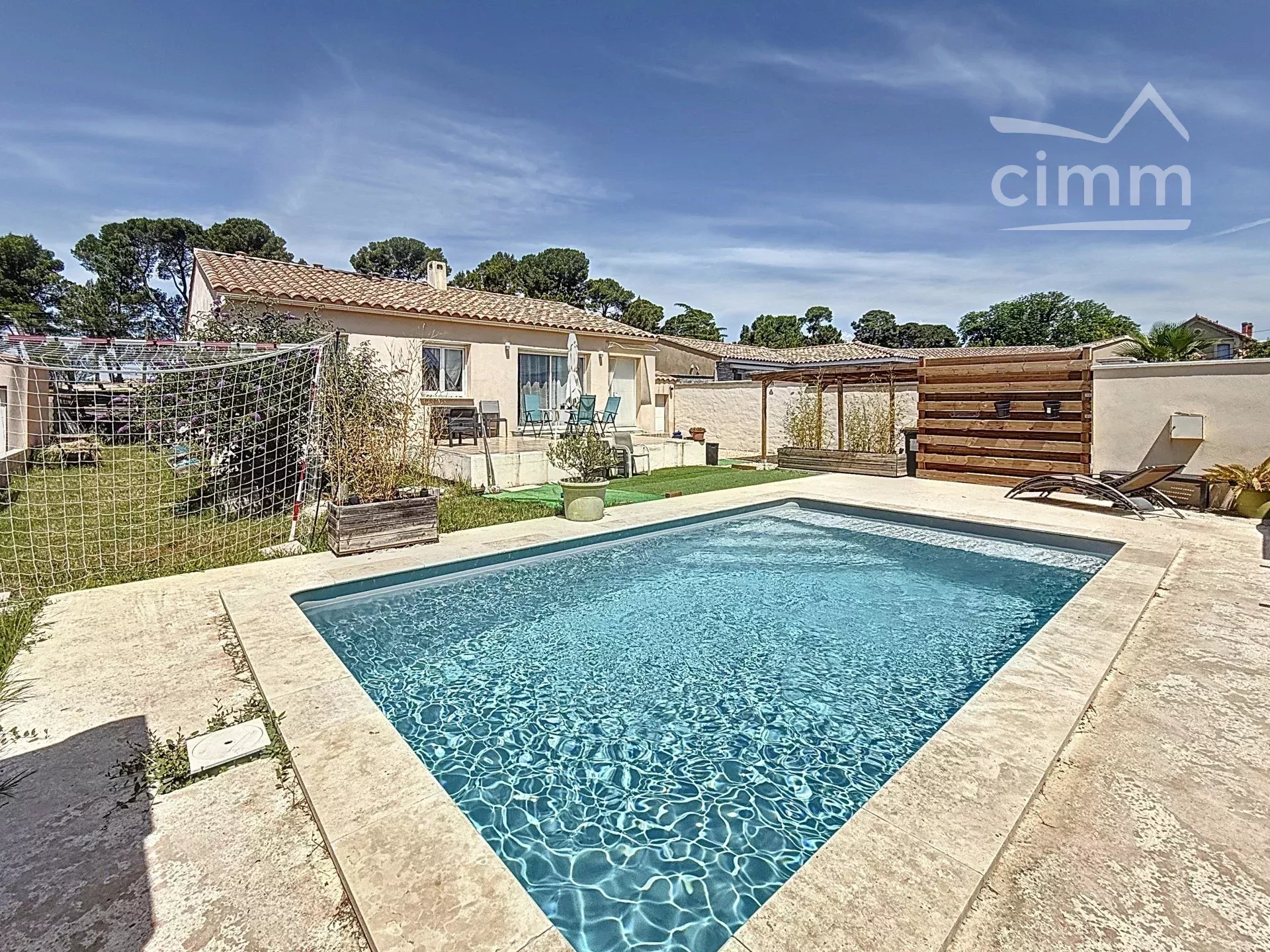 Villa récente de plain pied, 4 chambres et piscine