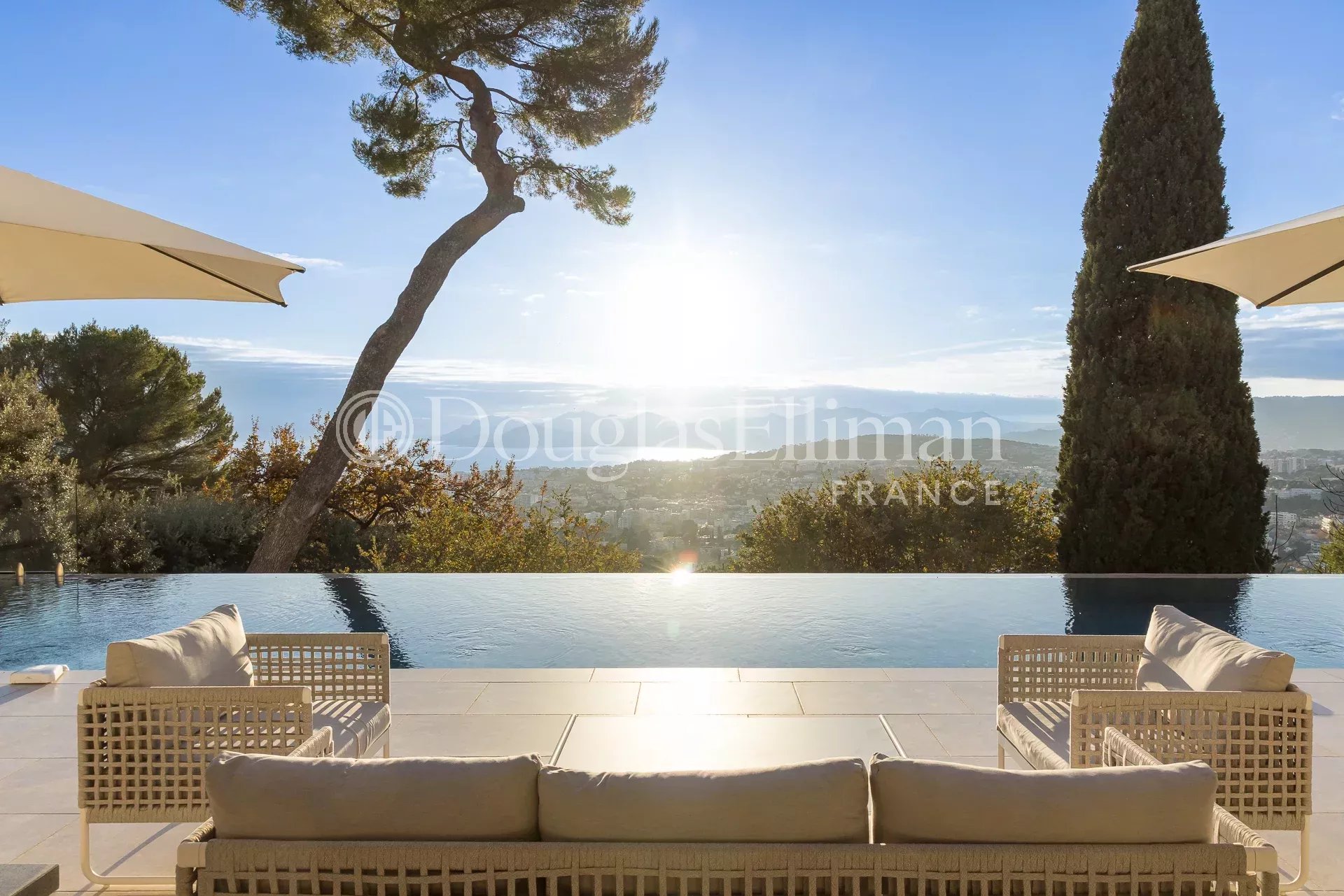 CANNES / LE CANNET – Superb renovated villa with panoramic sea views - Picture n°2