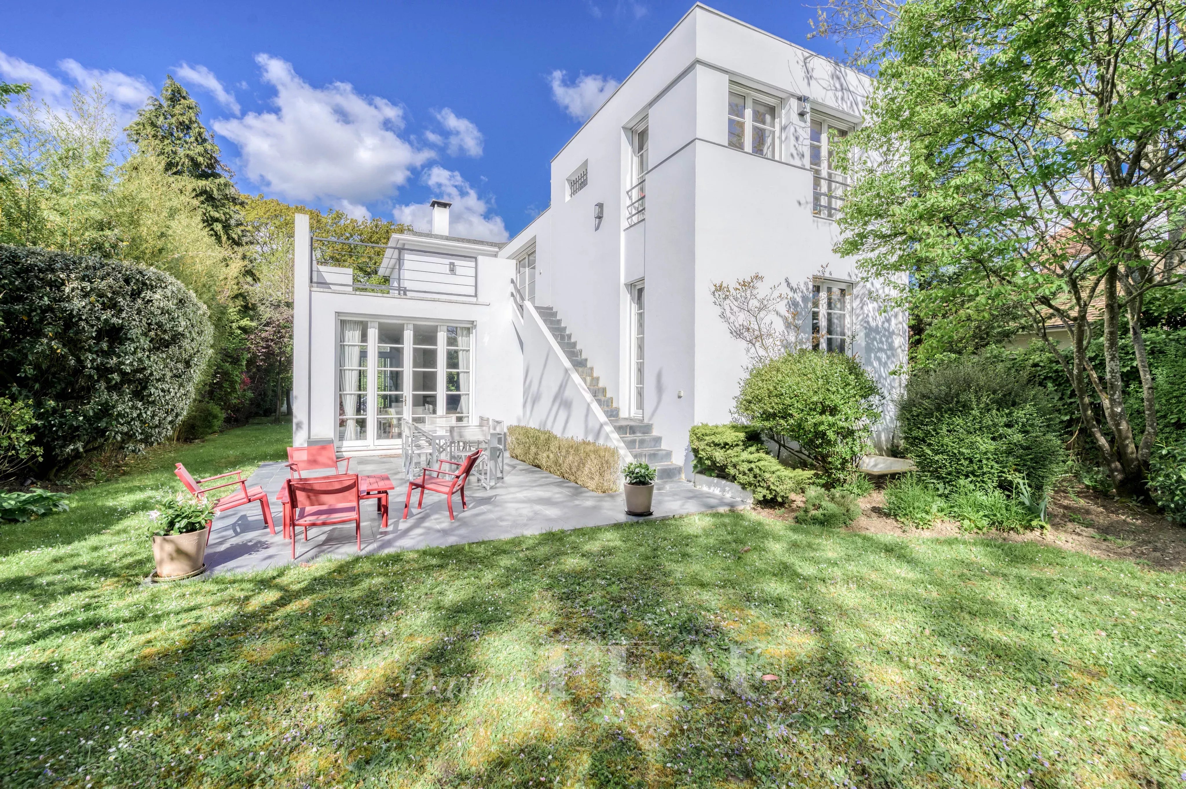 La Celle-Saint-Cloud –  An elegant family home