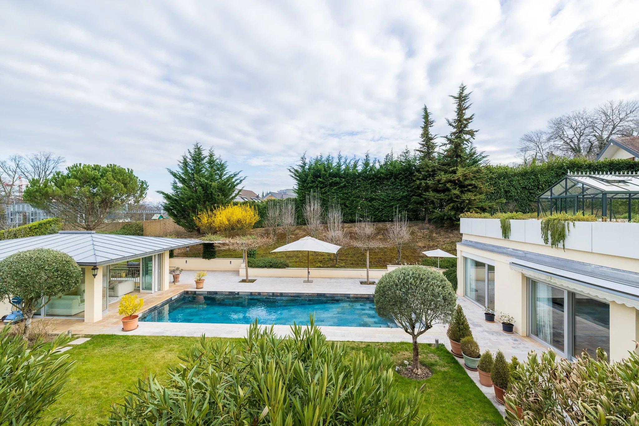 Elegant villa with pool and top-of-the-range amenities