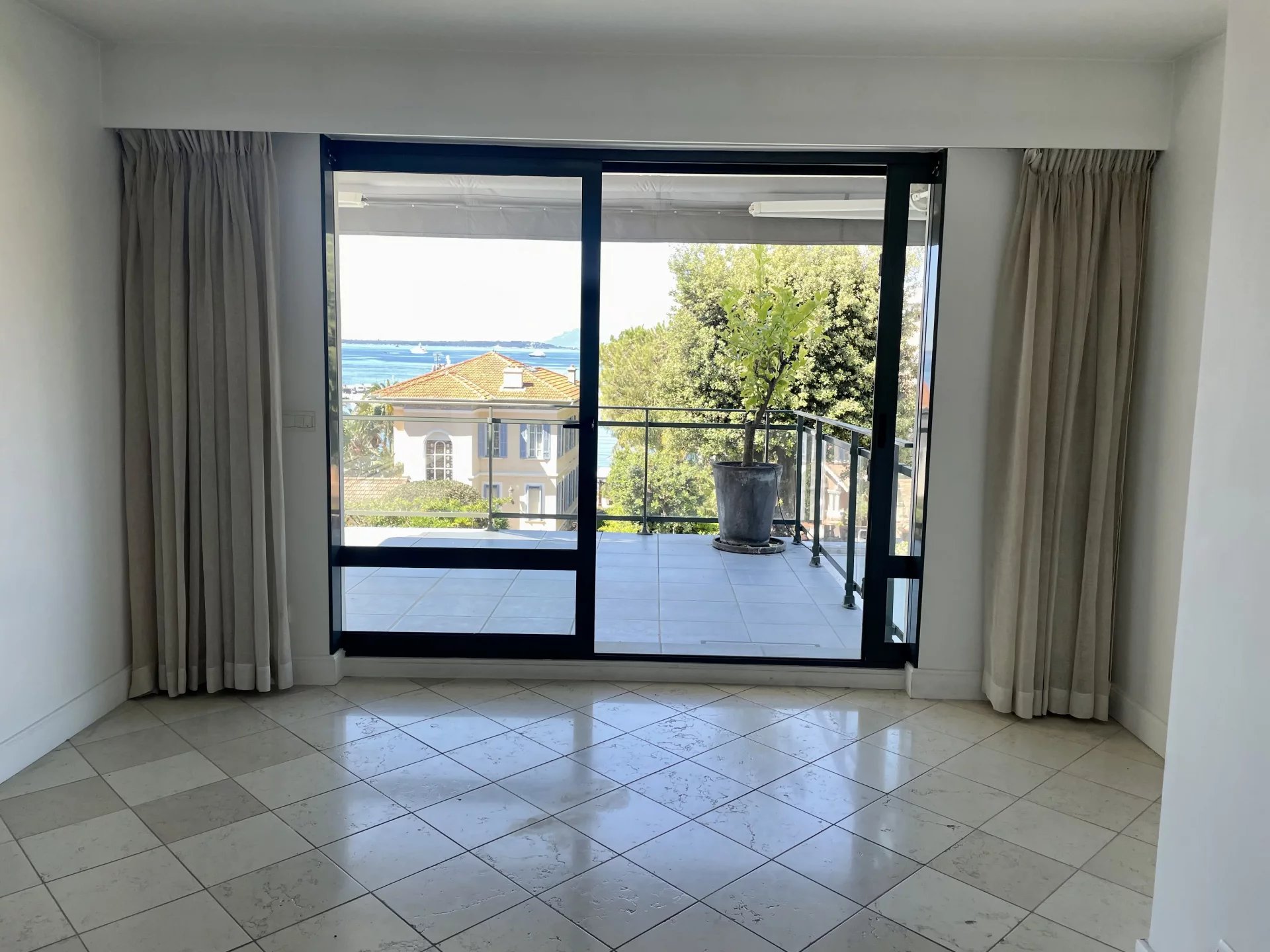 Appartement de Luxe avec terrasse et Vue Panoramique de la Mer - Bord du mer à 100 métres  - Cap d'Antibes