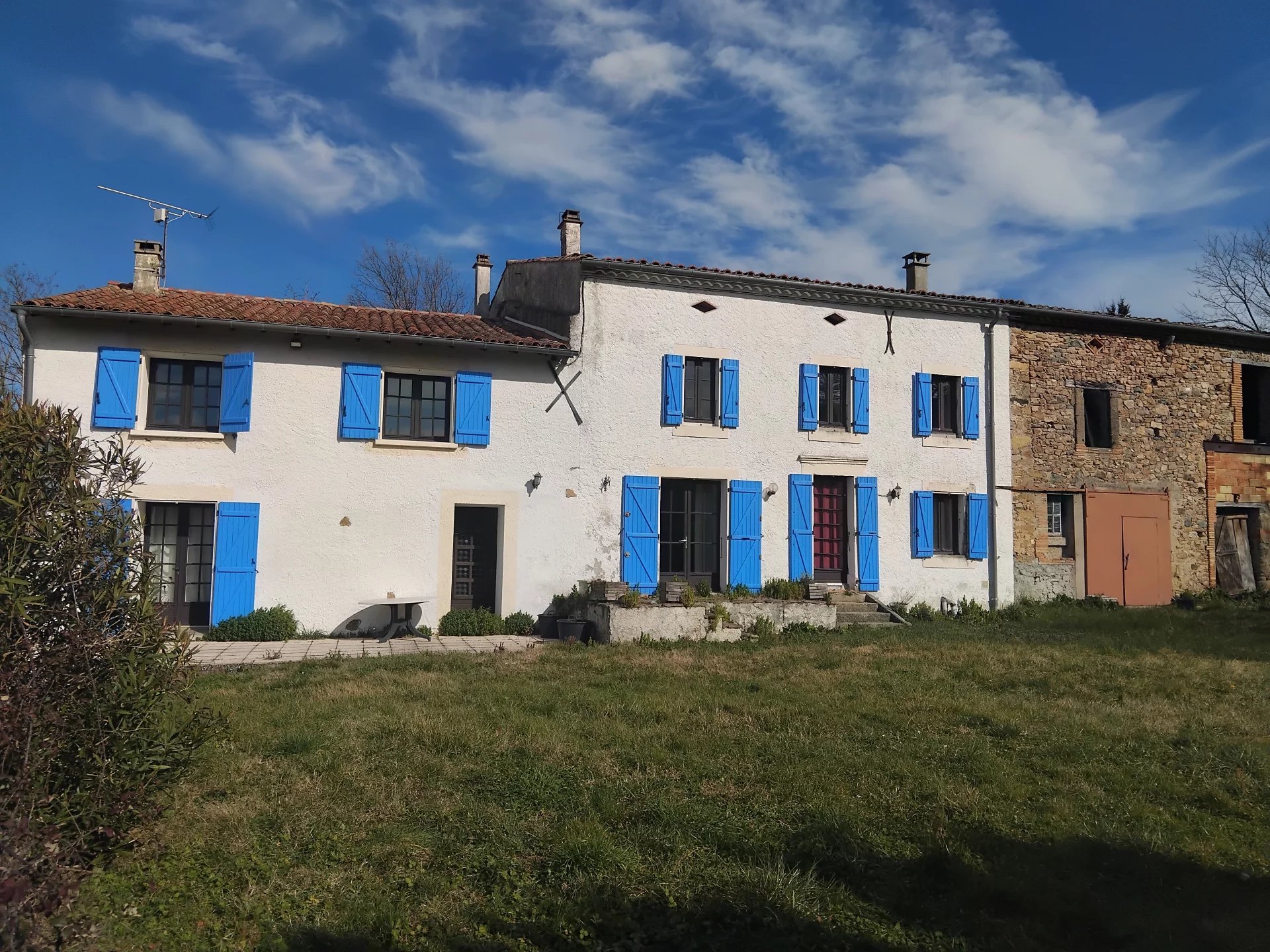 Castelnaudary: Grande propriété - ensemble immobilier de 3 maisons avec piscine et jardins