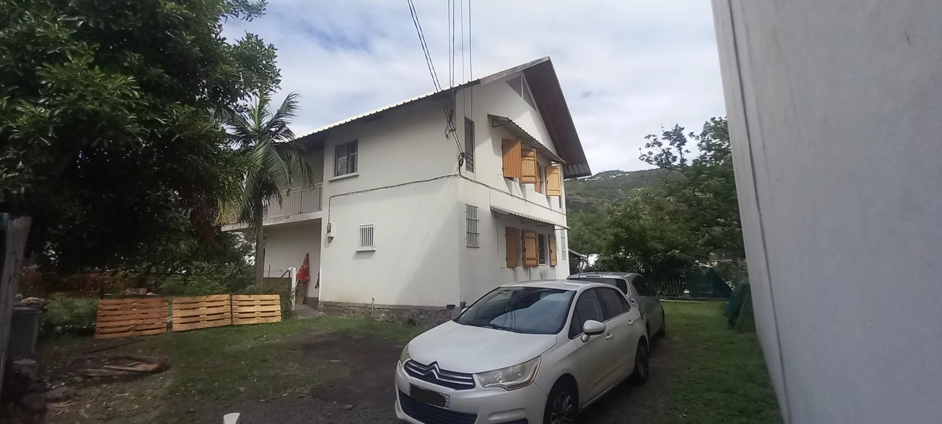 À Vendre – Maison divisée en deux appartements duplex T3 avec cours et parkings à Saint-Denis