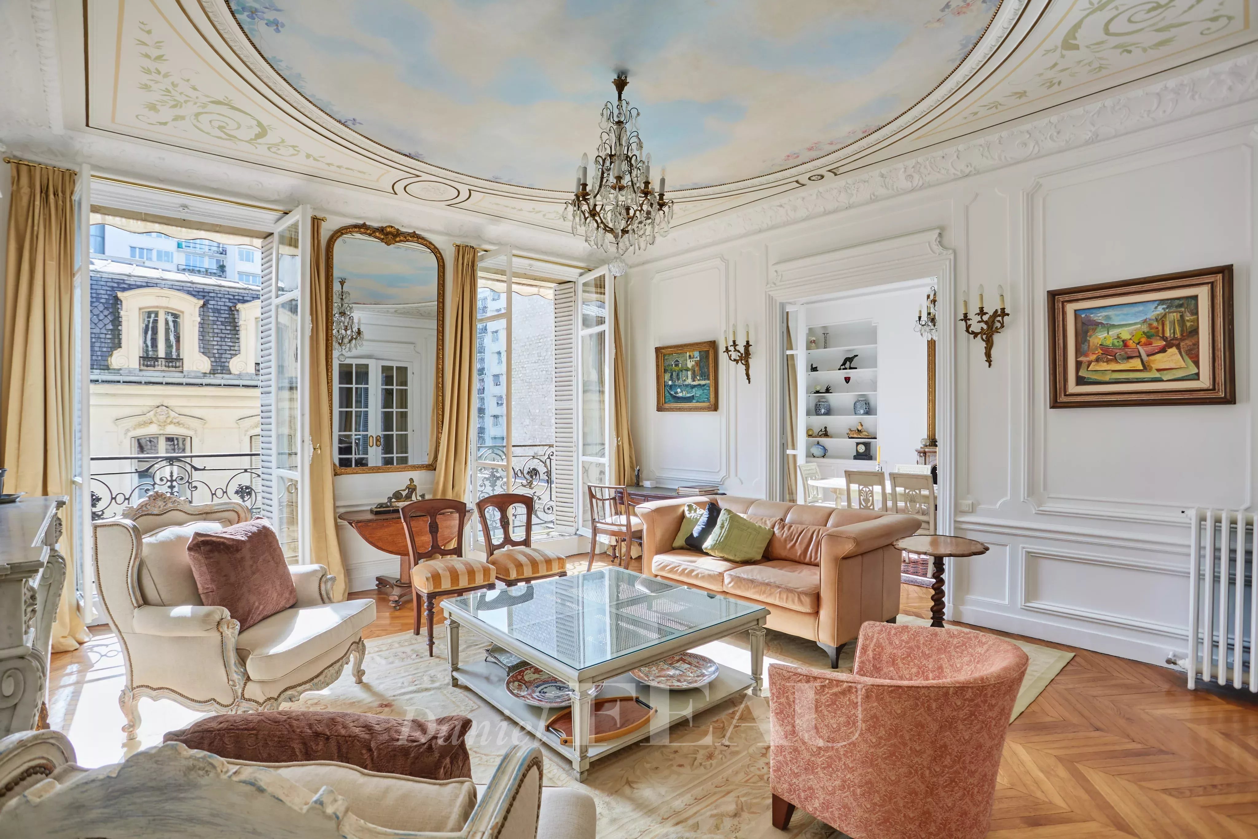 Salon au plafond peint 