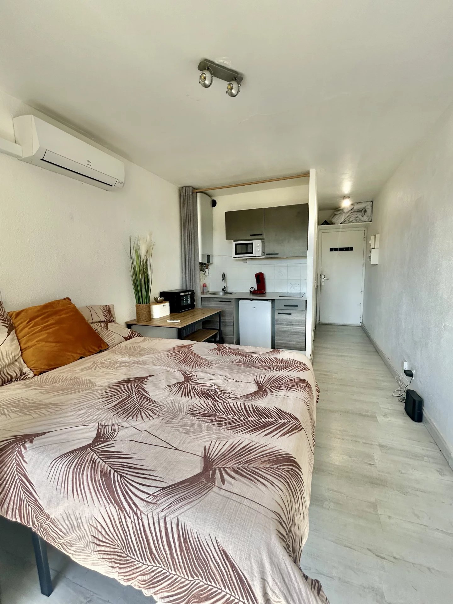 Studio avec grande terrasse et place de parking