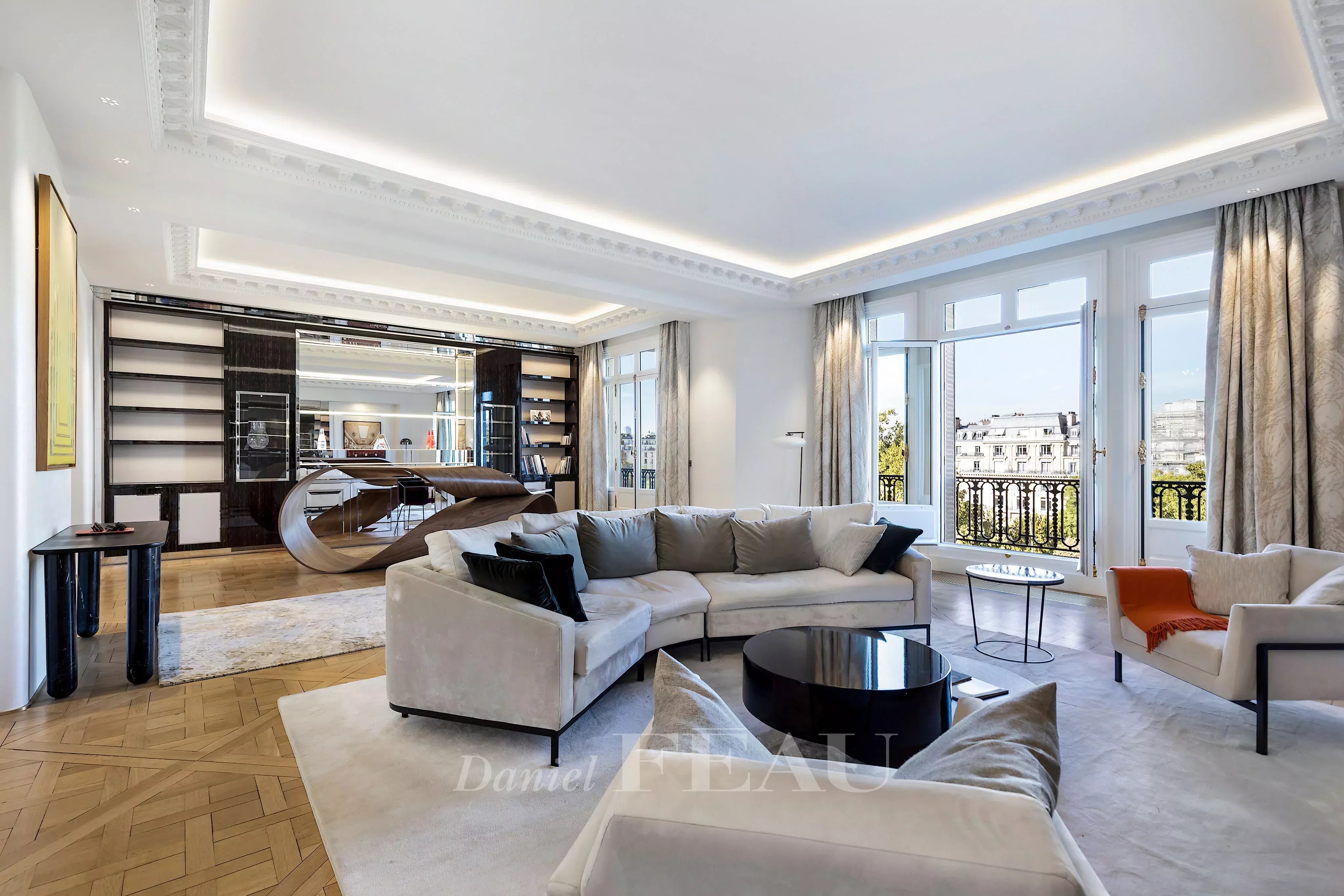 Paris XVIe - Etoile -  Luxueux pied-à-terre rénové en étage élevé