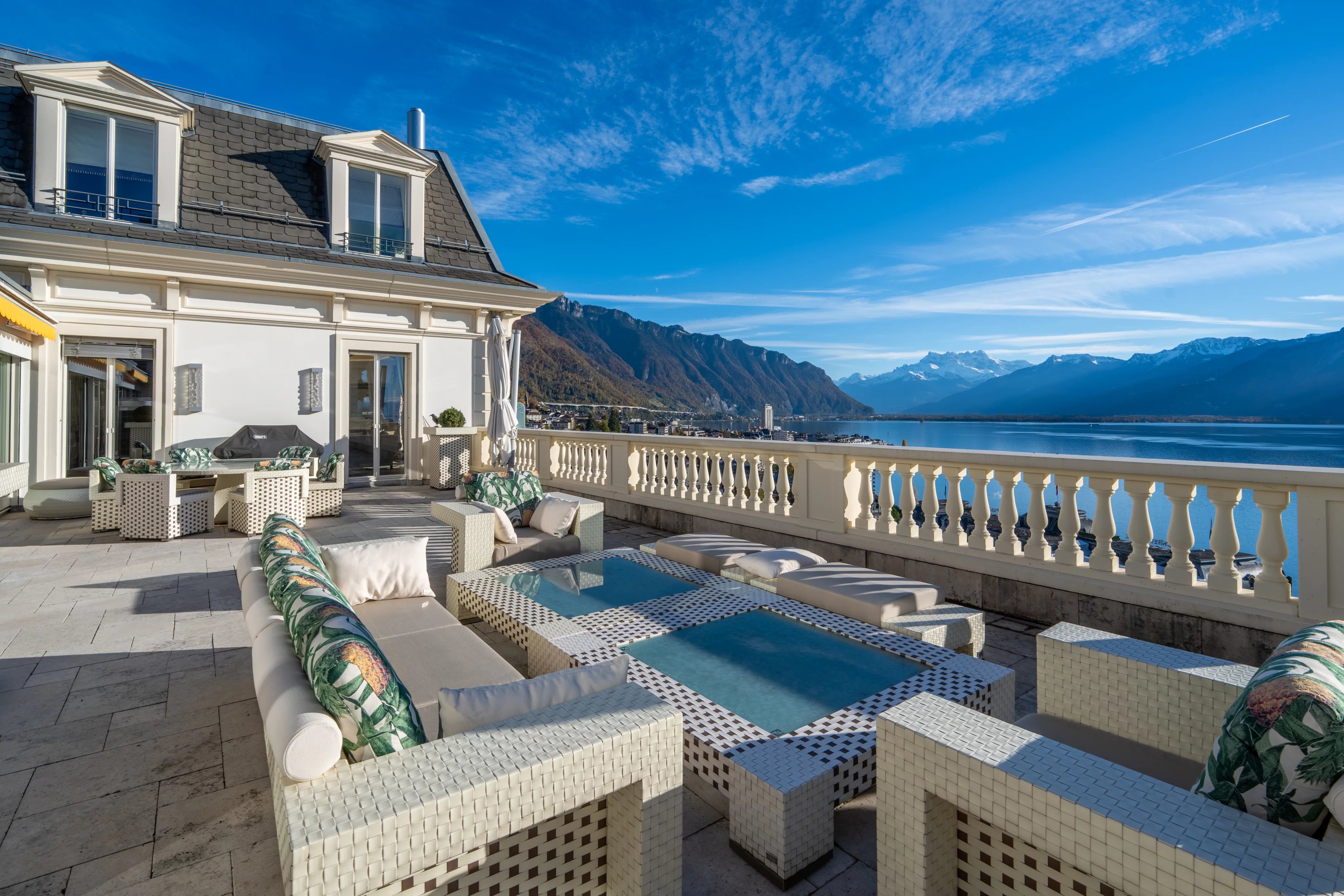A masterpiece suspended between sky, lake, and mountains