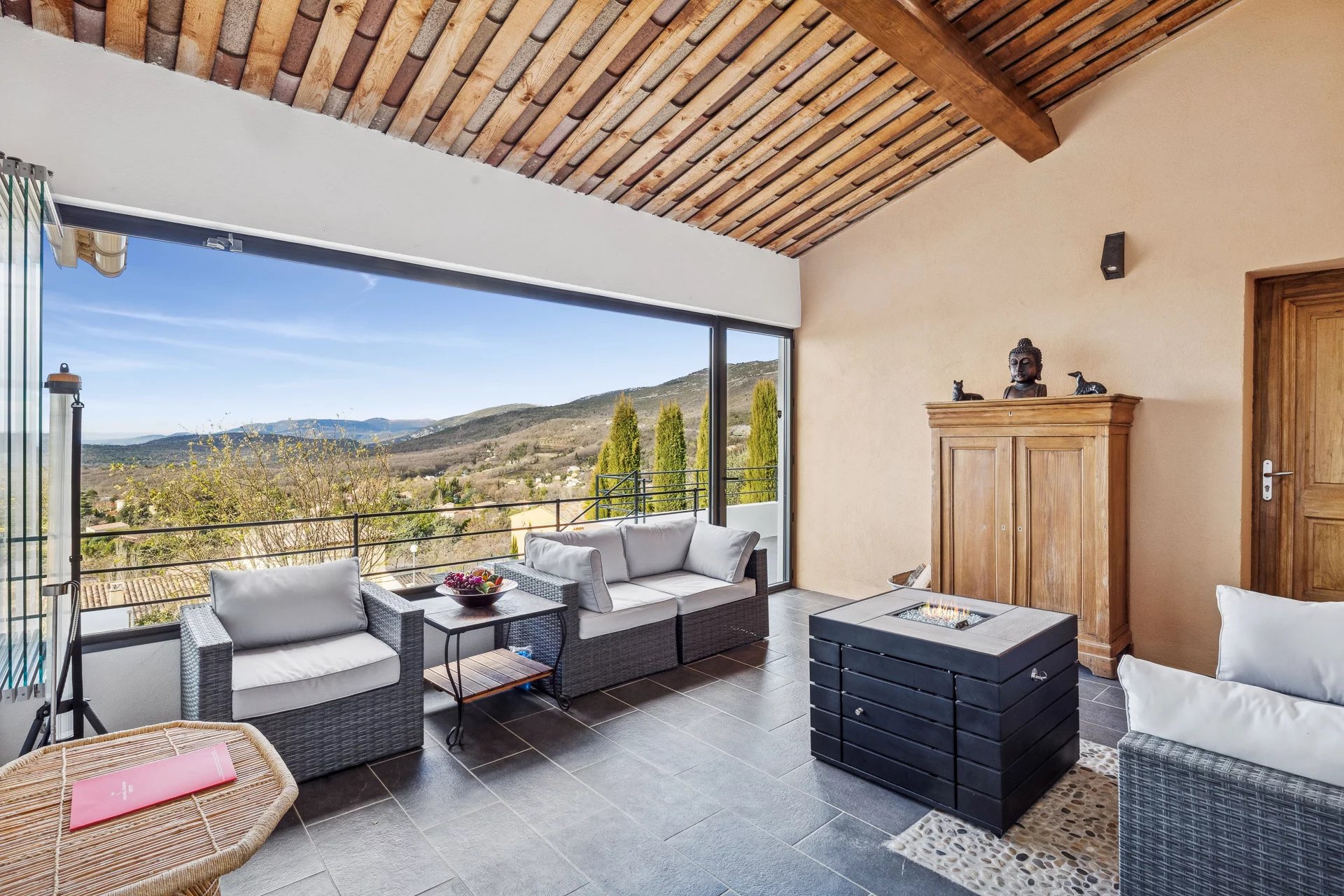 Elegant contemporary villa in a dominant position – Sea view on the horizon