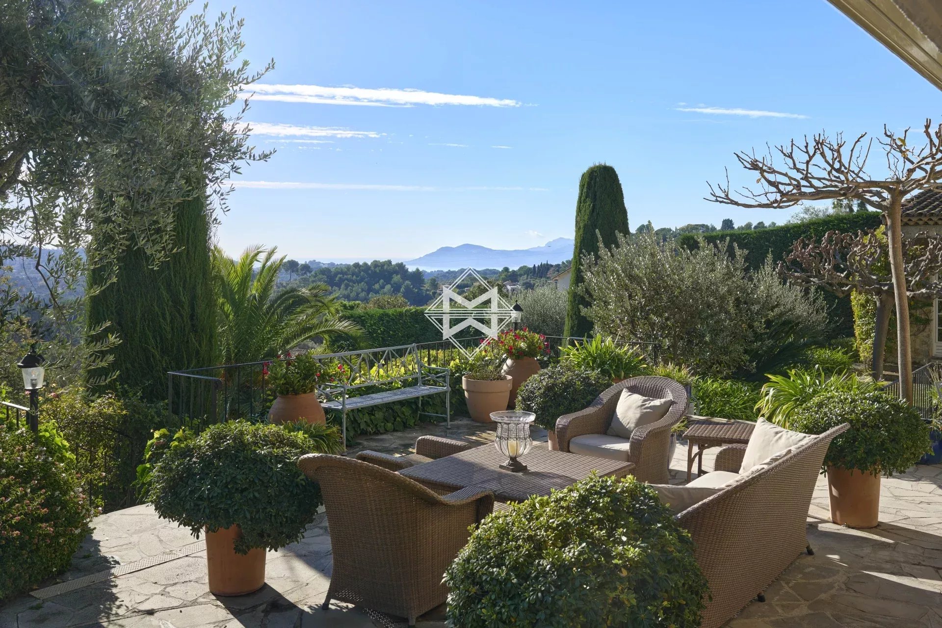 06250 MOUGINS VILLA