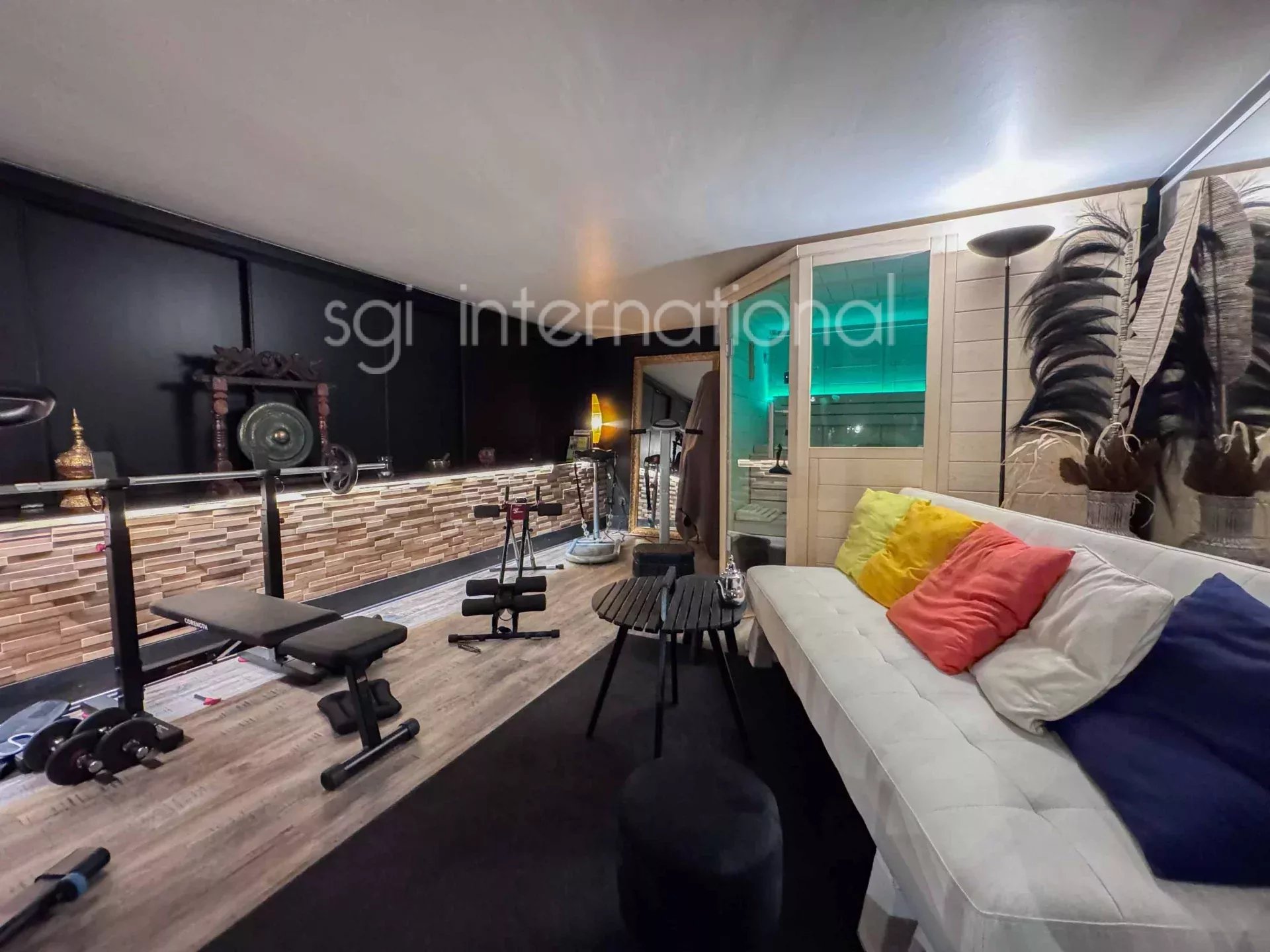 Sainte-Maxime: magnificent villa 1.5km from the town center.