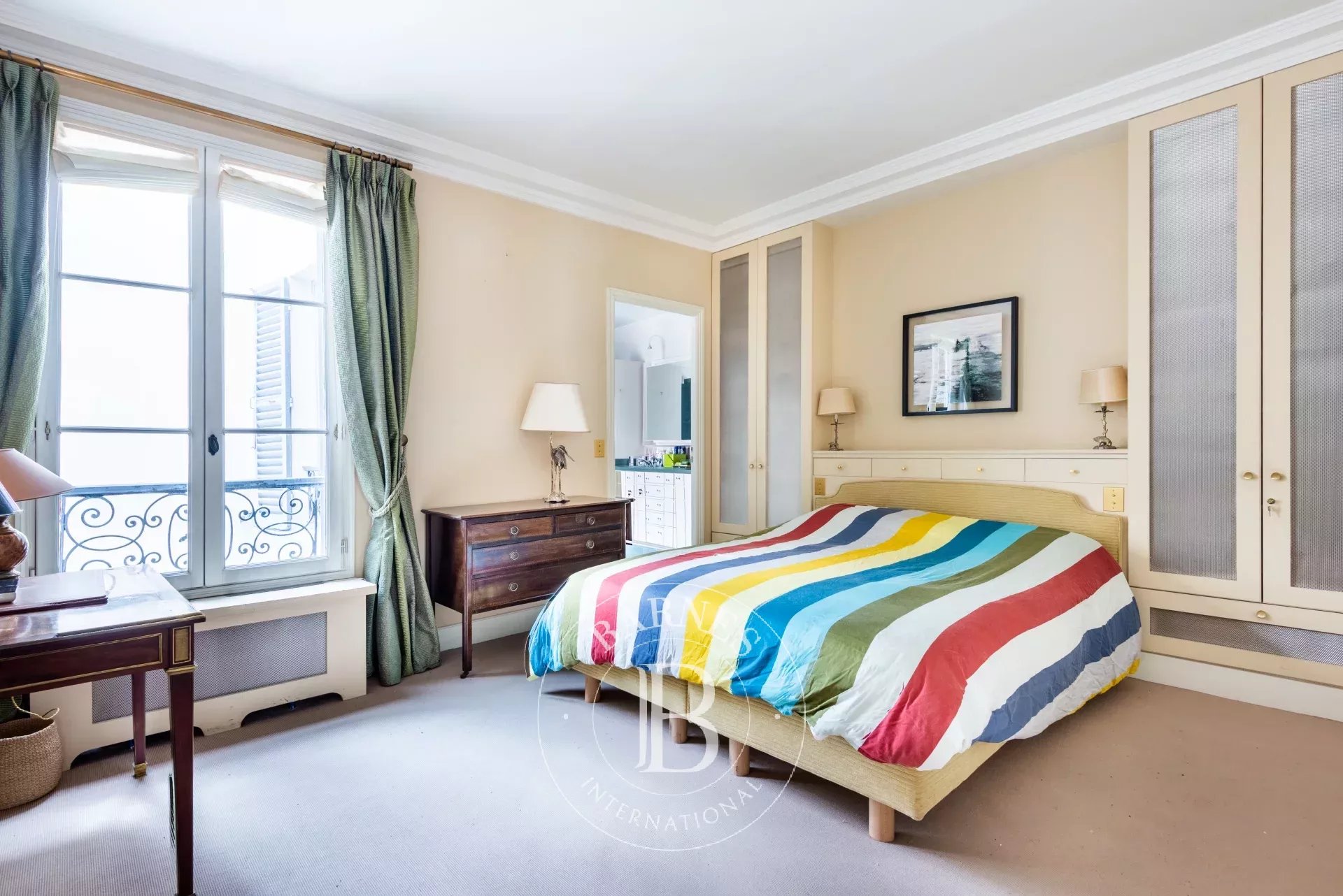 EXCLUSIVE! Paris 8 - Faubourg Saint-Honoré: 2 or 3-bedroom apartment, very quiet.
