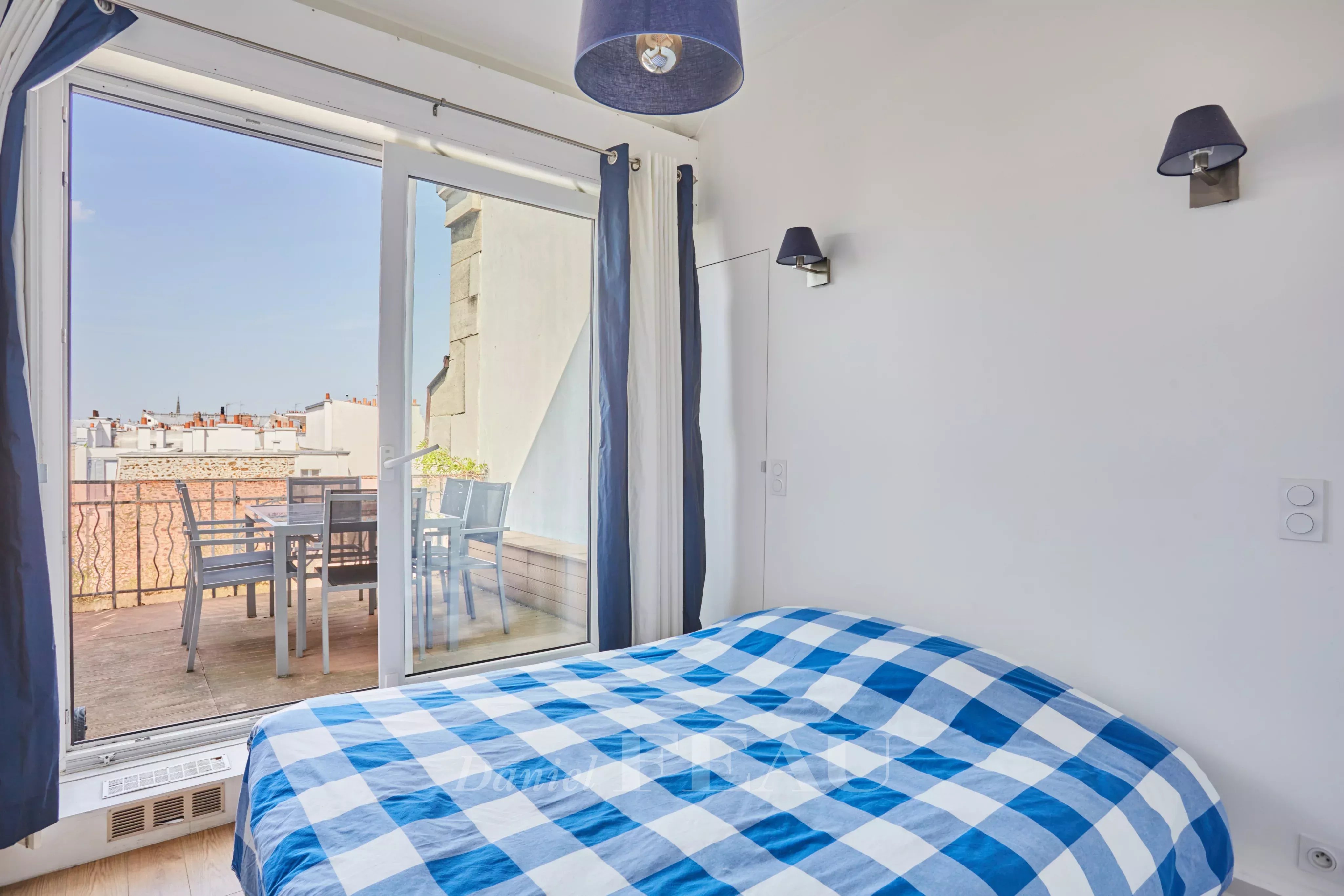 Chambre donnant sur une terrasse avec vue complètement dégagée