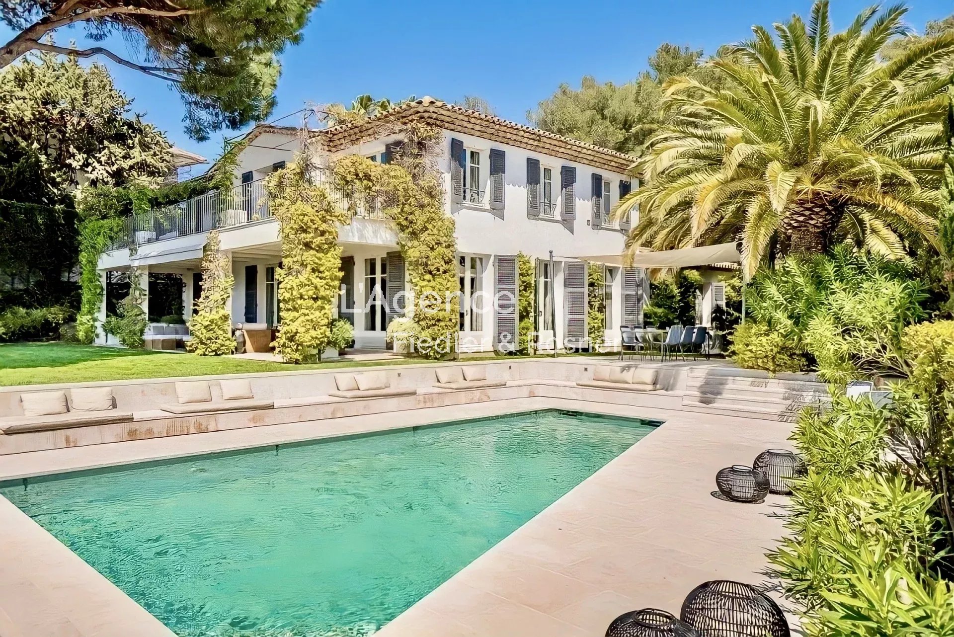 REF 213 : VILLA EXCEPTIONNELLE - EN PLEIN COEUR DU VILLAGE DE SAINT-TROPEZ