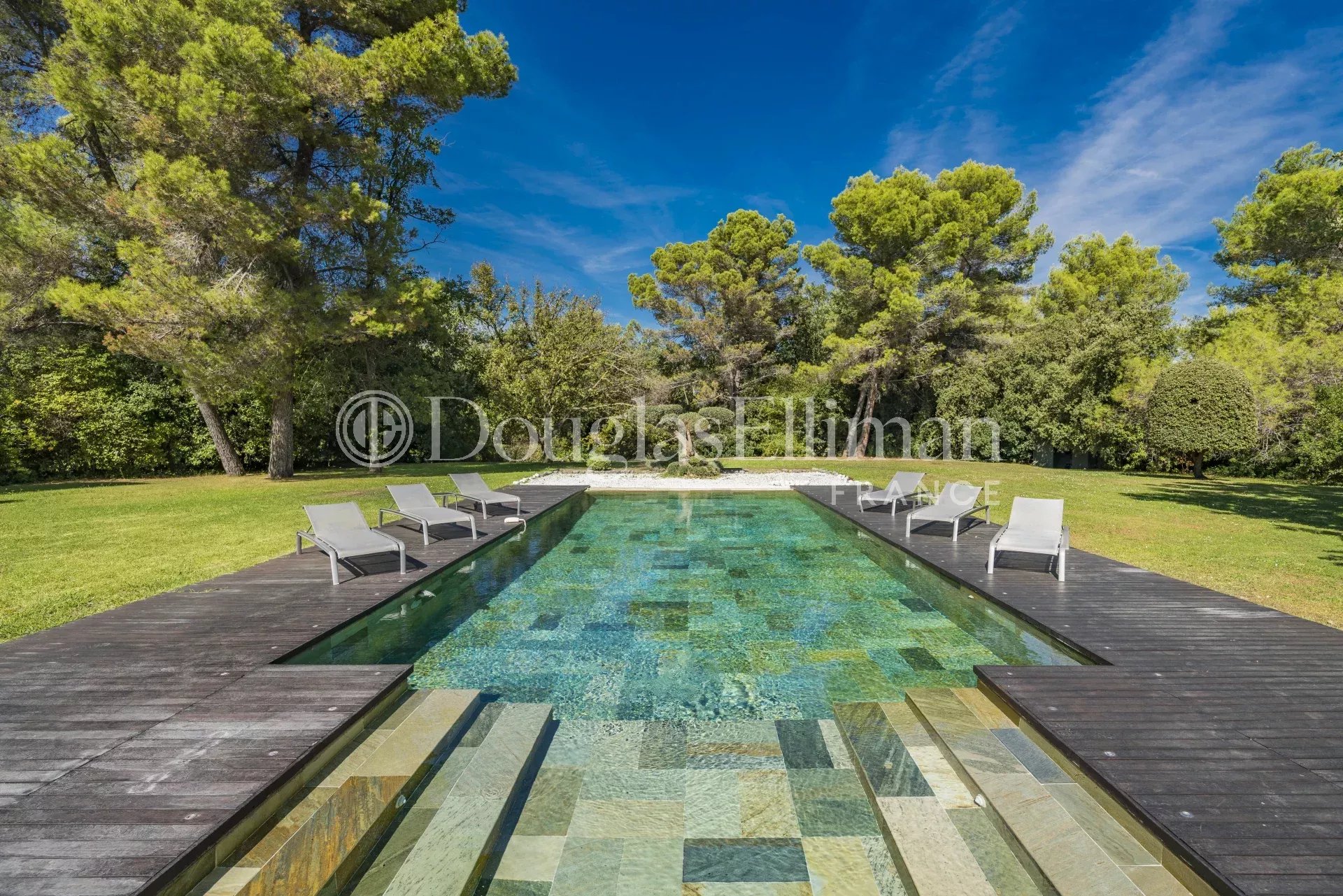 SAINT PAUL DE VENCE : Une magnifique Villa Contemporaine - Image nᵒ2