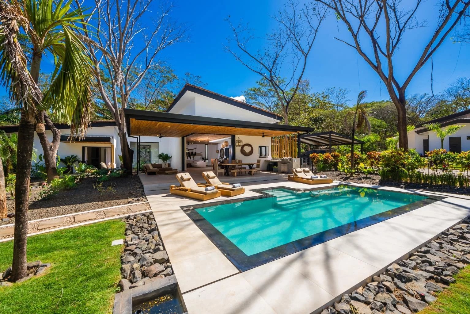 UNDER CONTRACT - Beautiful modern villa with 4 bedrooms and pool near Tamarindo