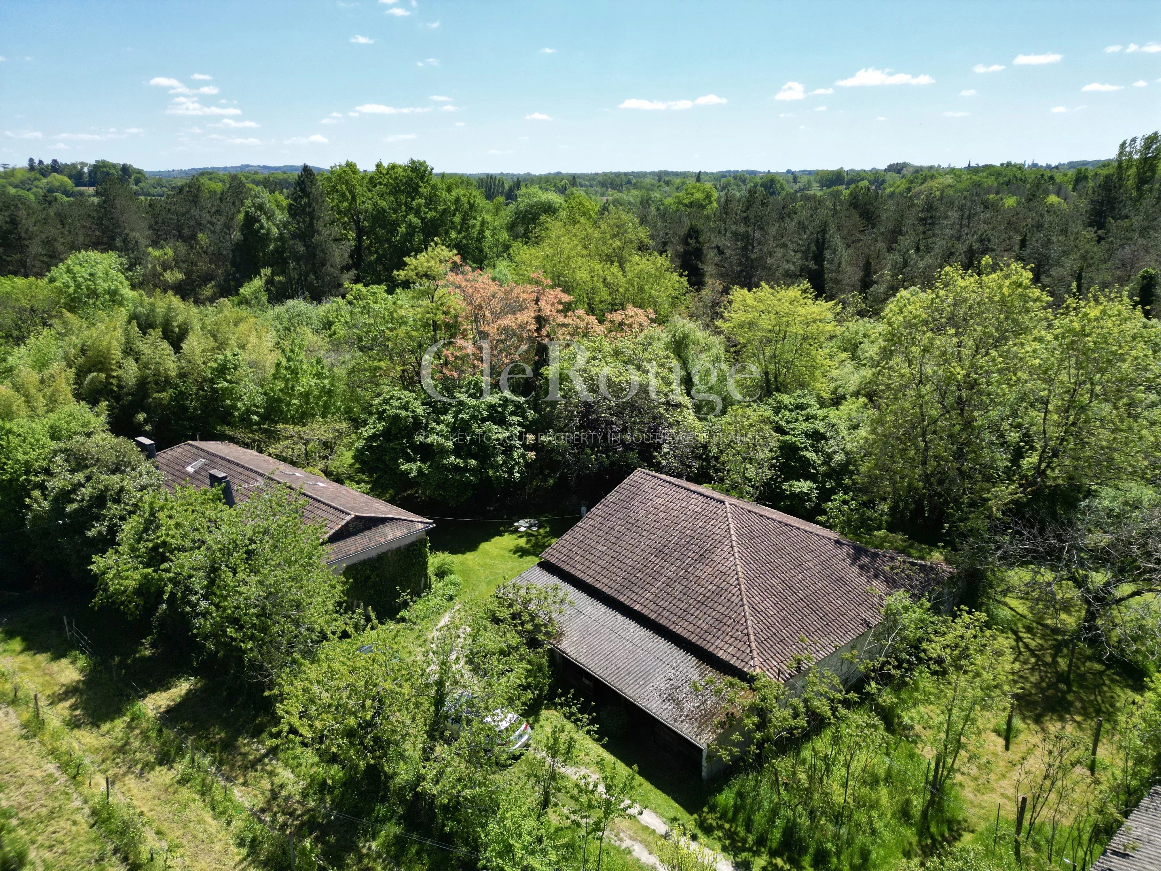 5 minutes from Lauzun - Stone house with barns, pond and park