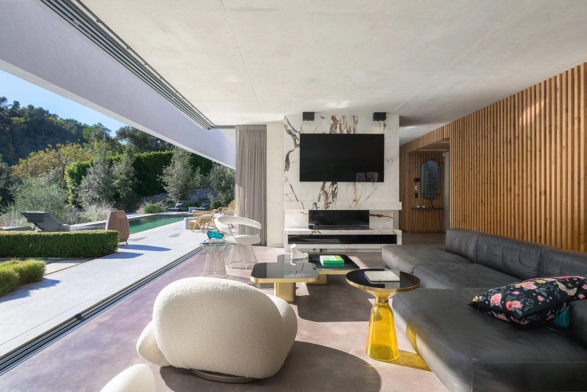 Contemporaine à pied du village 3