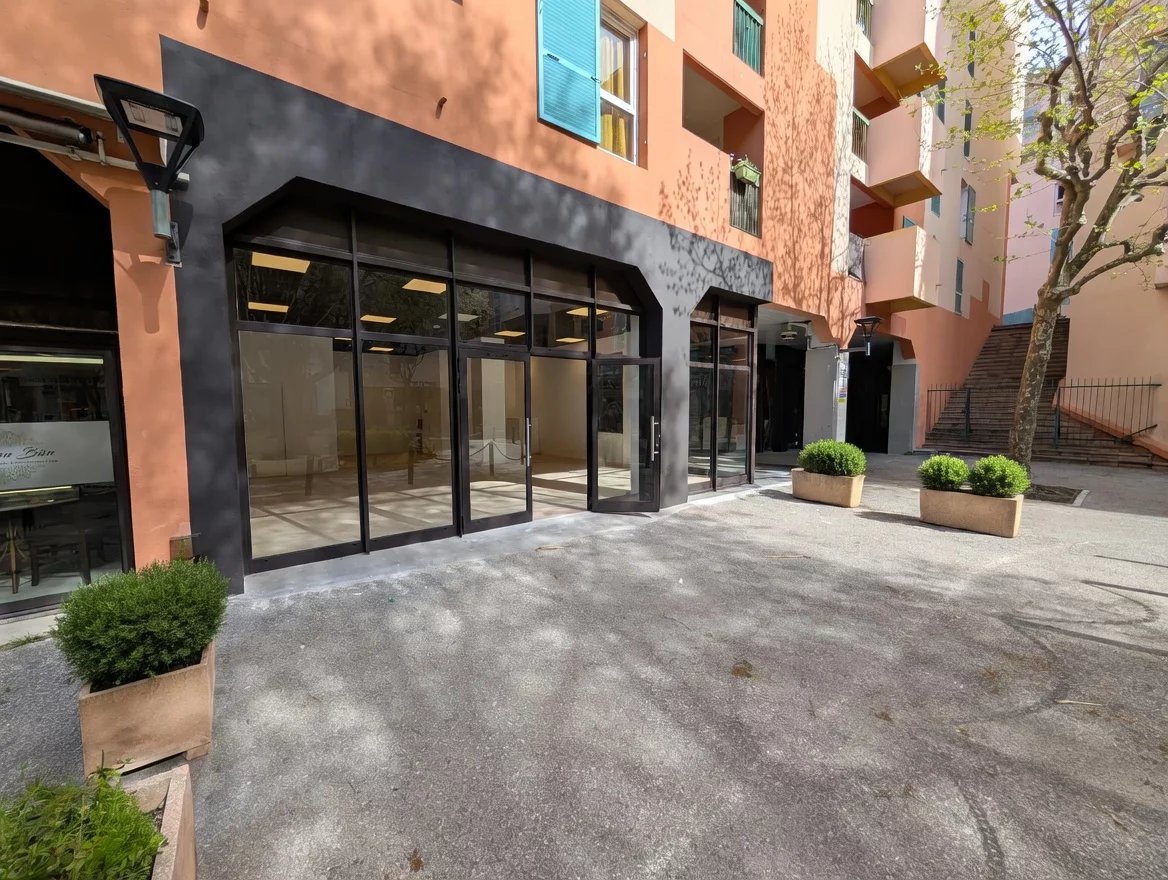 Rental Retail space Valbonne Garbejaïre