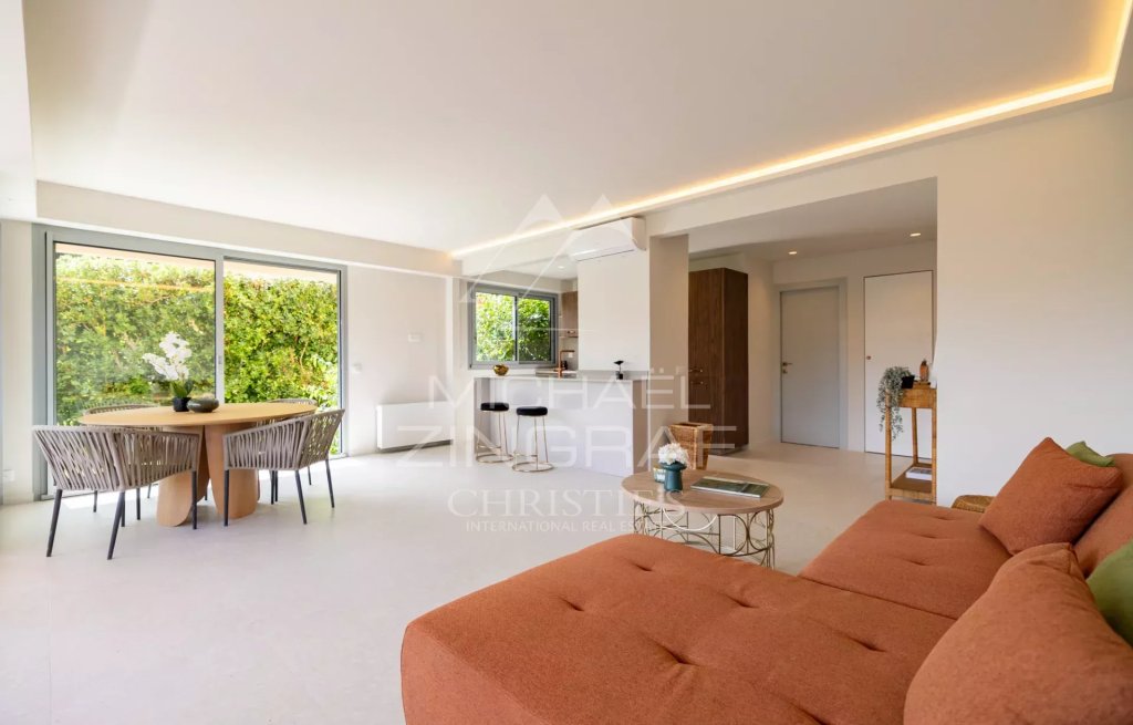 Apartment for sale in Villefranche sur Mer — VILLEFRANCHE-SUR-MER – Stunning Fully Renovated 2-Bedroom Apartment