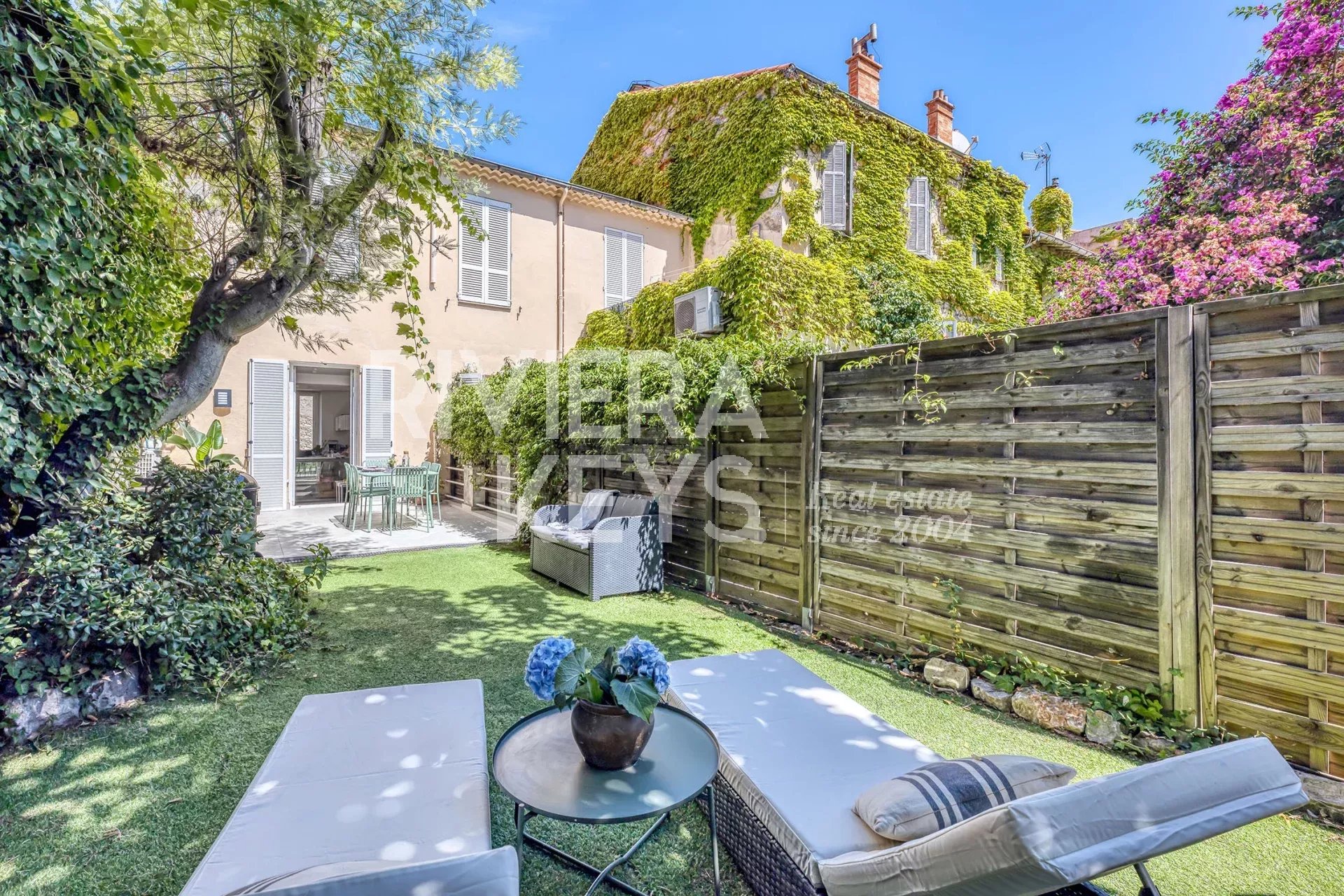 CANNES – Petit Juas/Stanislas: Charmig trerumslägenhet i två plan med privat trädgård på lugn återvändsgata, 20 min promenad från havet