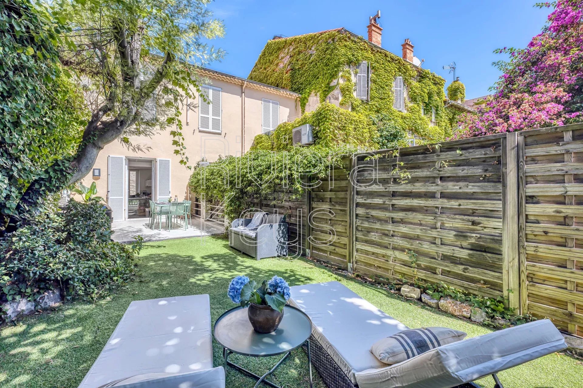 CANNES – Petit Juas/Stanislas: Sjarmerende 3-romsleilighet over 2 plan, med hage og fredelig beliggenhet
