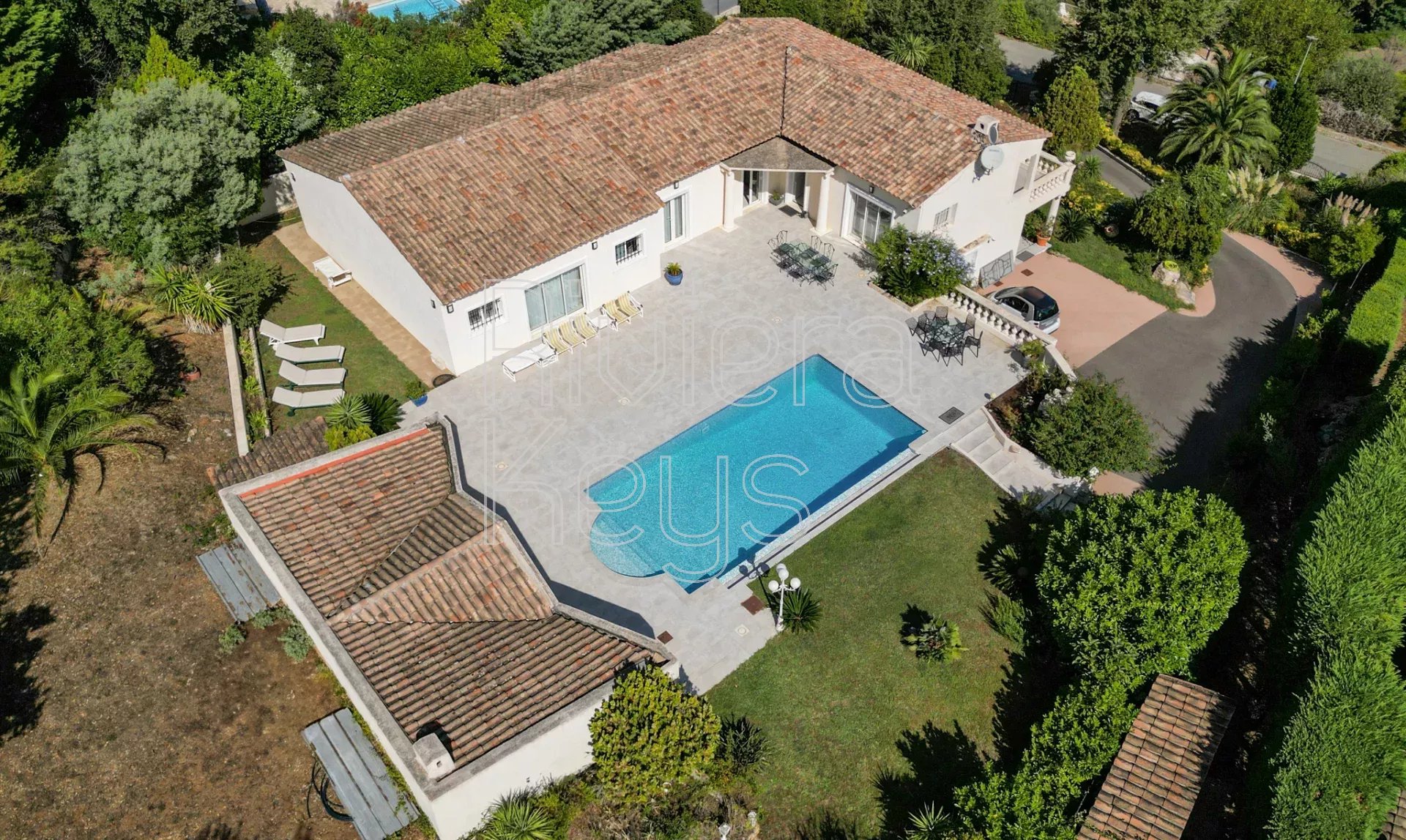 VALLAURIS : Villa de plain-pied sur les hauteurs, avec piscine et pool house