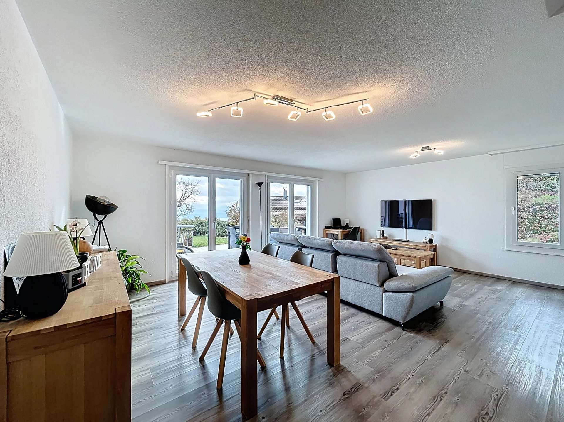 Maison lumineuse avec vue lac et alpes