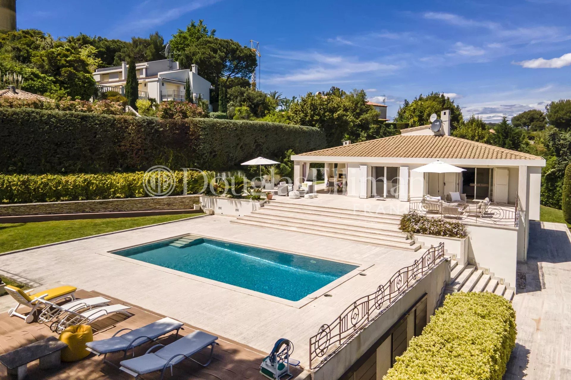 SUPER-CANNES – Family villa with pool in residential area with sea view - Picture n°3