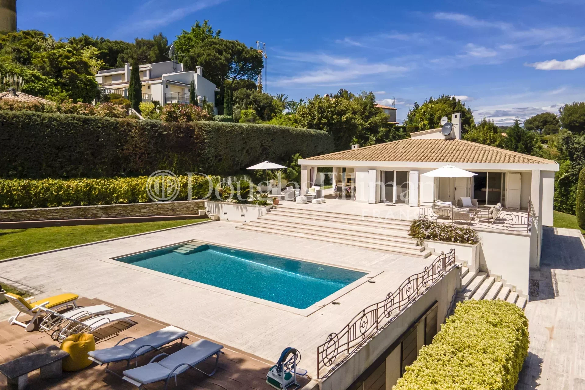 SUPER-CANNES – Villa familiale avec piscine dans quartier residentiel et aperçu mer - Image nᵒ3