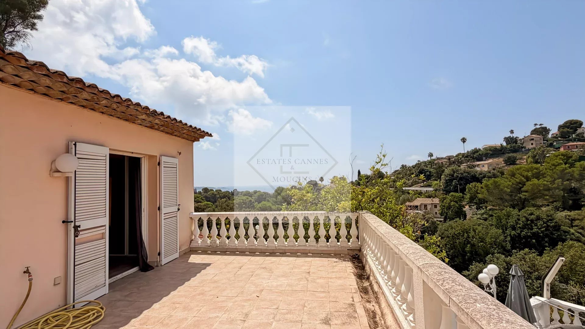 À VENDRE – VILLA DE CHARME VUE MER À ANTIBES, CALME ABSOLU — photo 27
