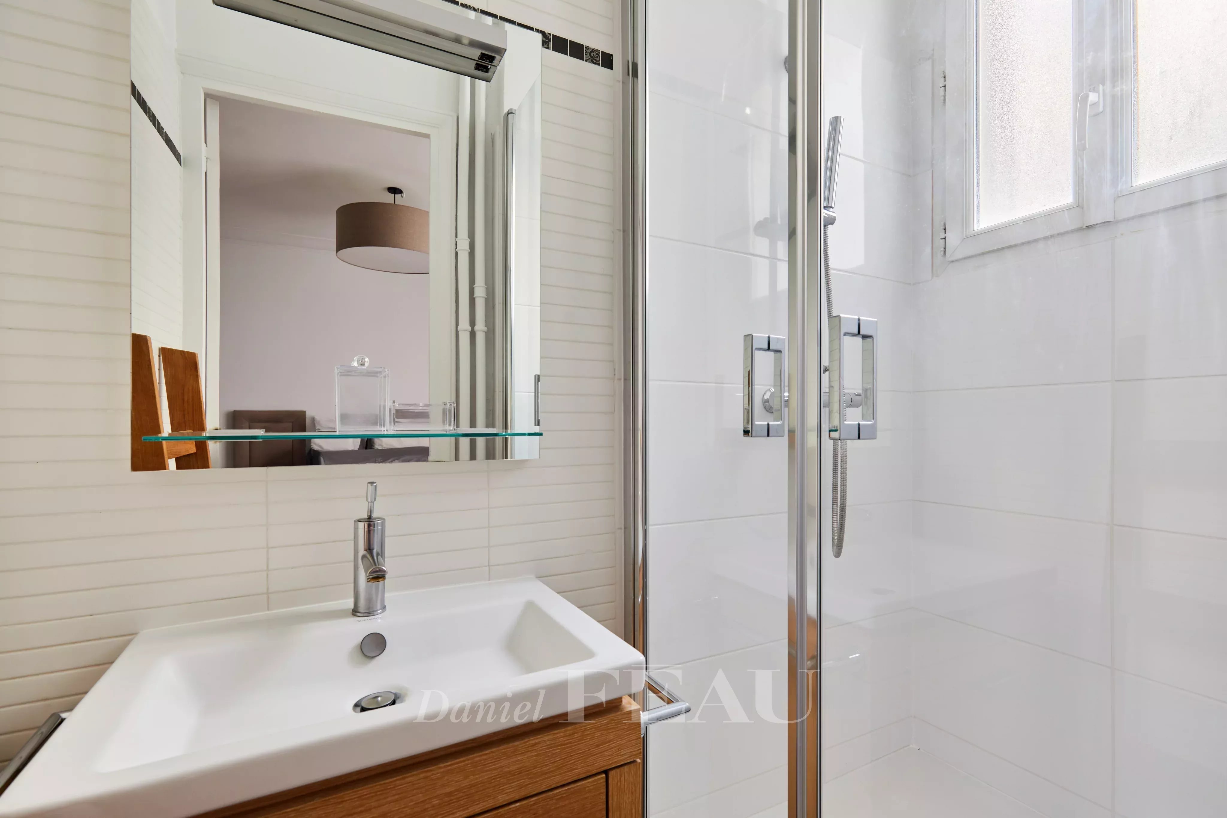 Salle de douche de la chambre parentale en excellent état 