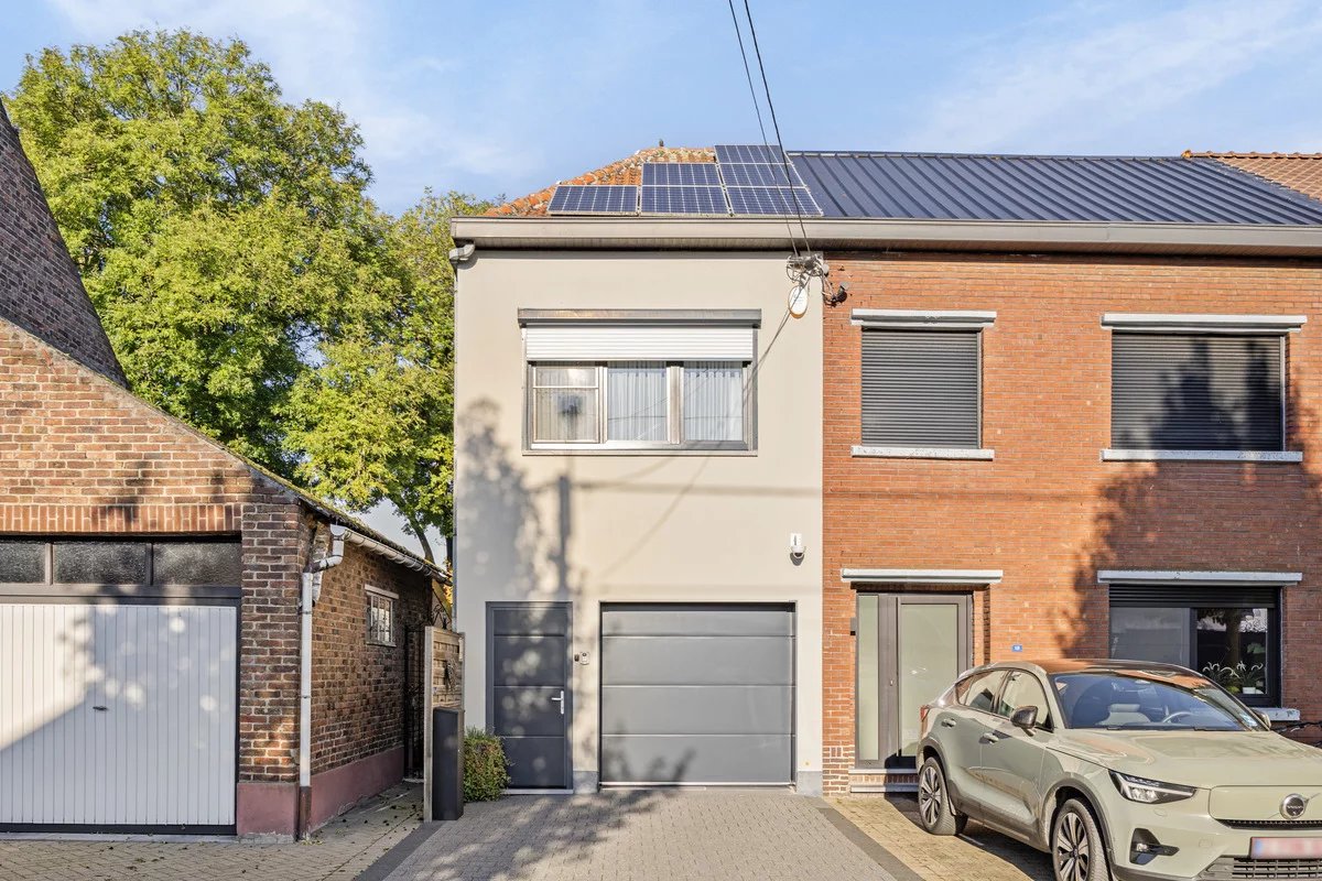 GEZELLIGE EN PRAKTISCHE WONING  VAN 189M² MET 2 SLPK'S  EN ZONNEPANELEN