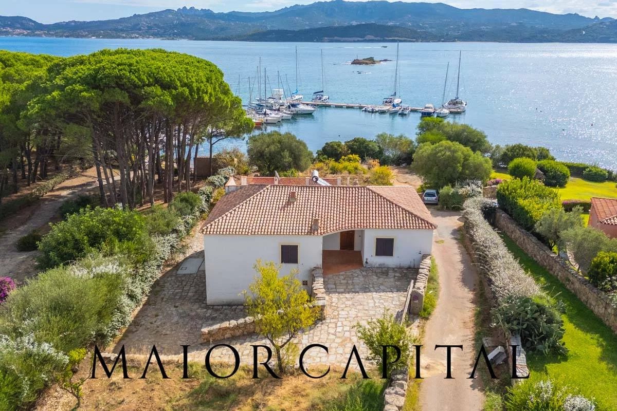 Cannigione – Villa indipendente sul mare con accesso diretto alla spiaggia di La Conia