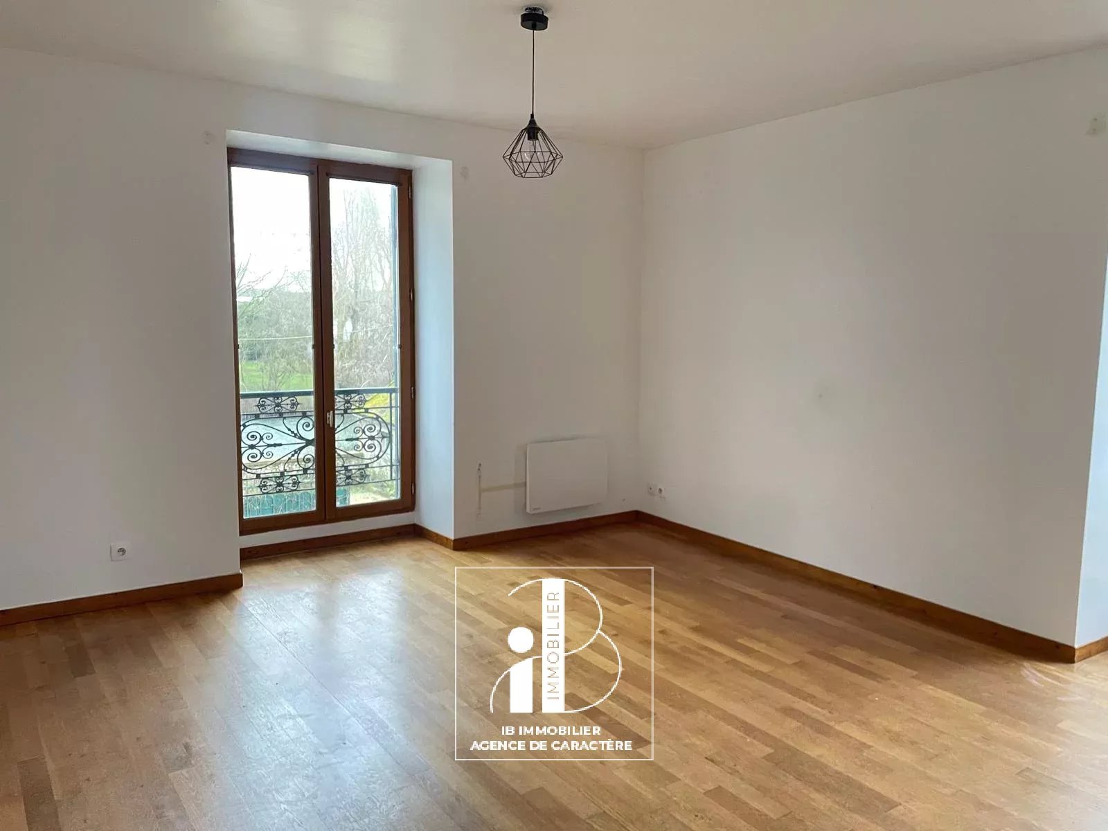 MORET-SUR-LOING - NEAR TOWN CENTER - 3-ROOM DUPLEX OF 80 m² WITH PARKING SPACES