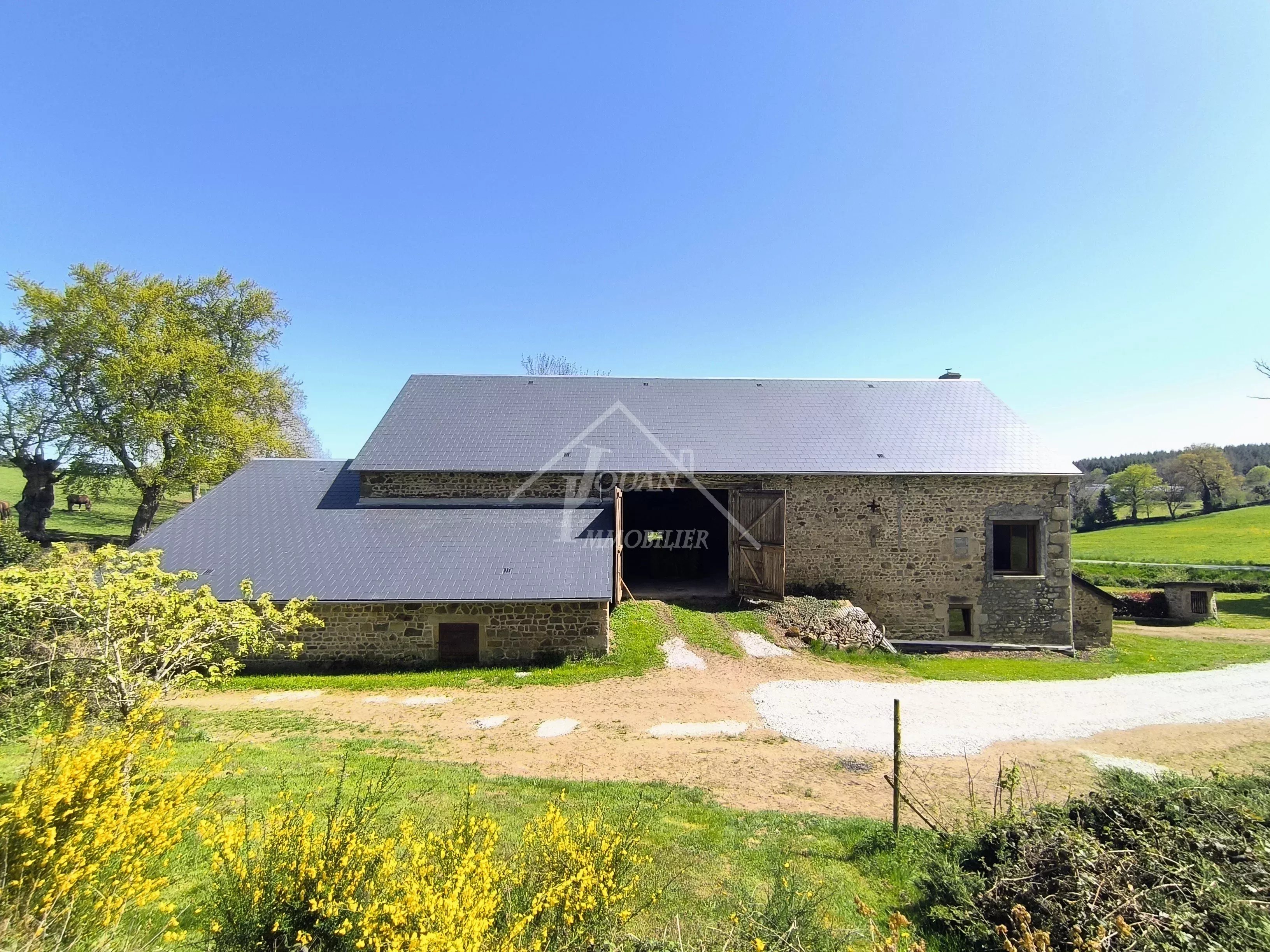 Ancienne ferme de 1892 – 3,4 HA – SOURCE – VUE PUY DE DÔME