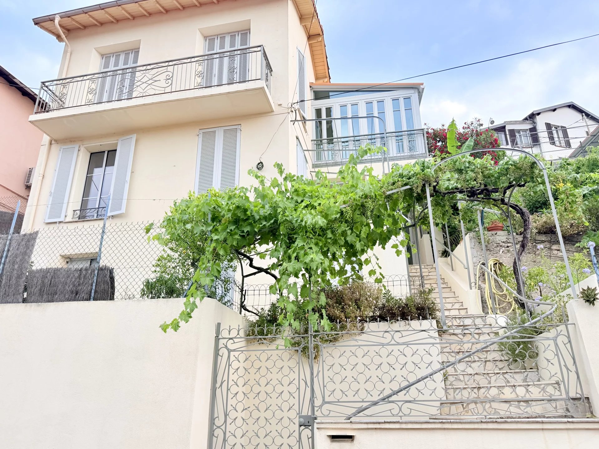 🏡 NICE BON VOYAGE – Fully Renovated Detached House of Approx. 102 sqm with Two Apartments, Terraces, Garden and Small Garage in a Private Estate