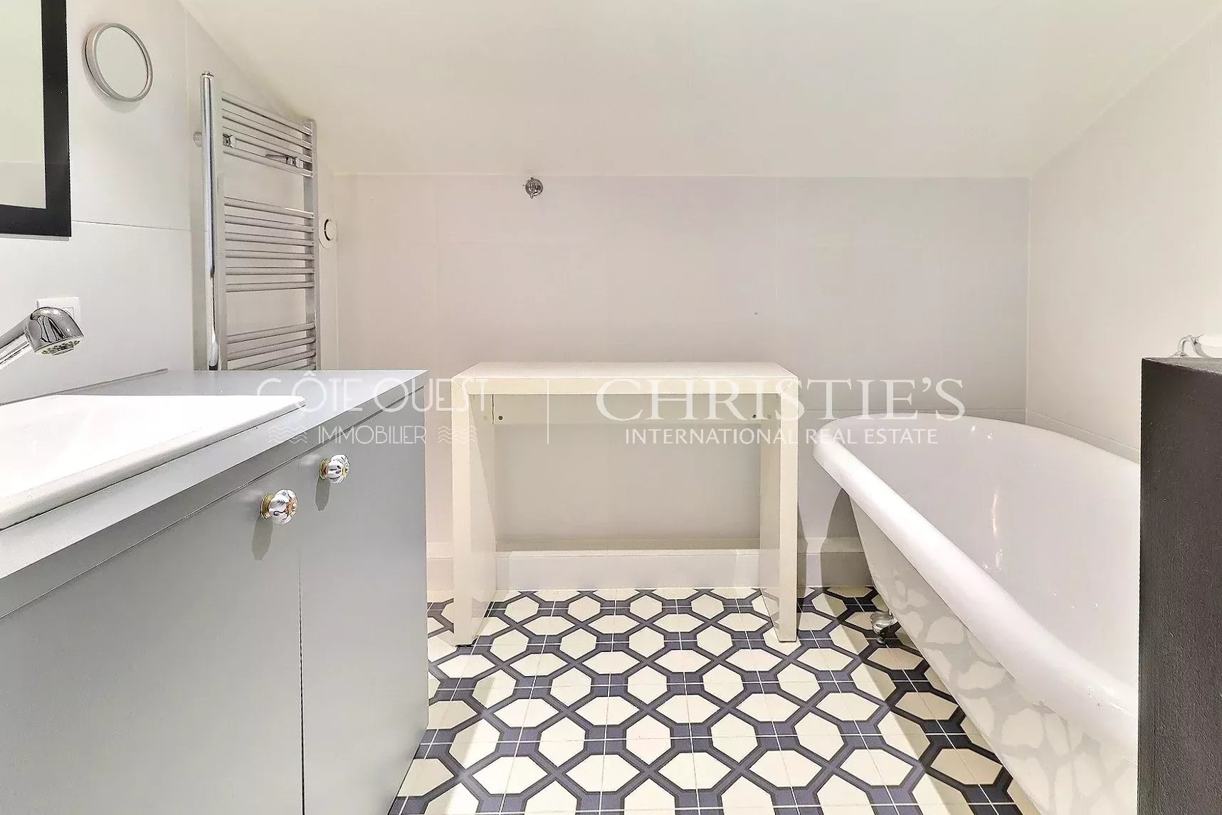6 Bedroom Villa/Townhouse's Image 8