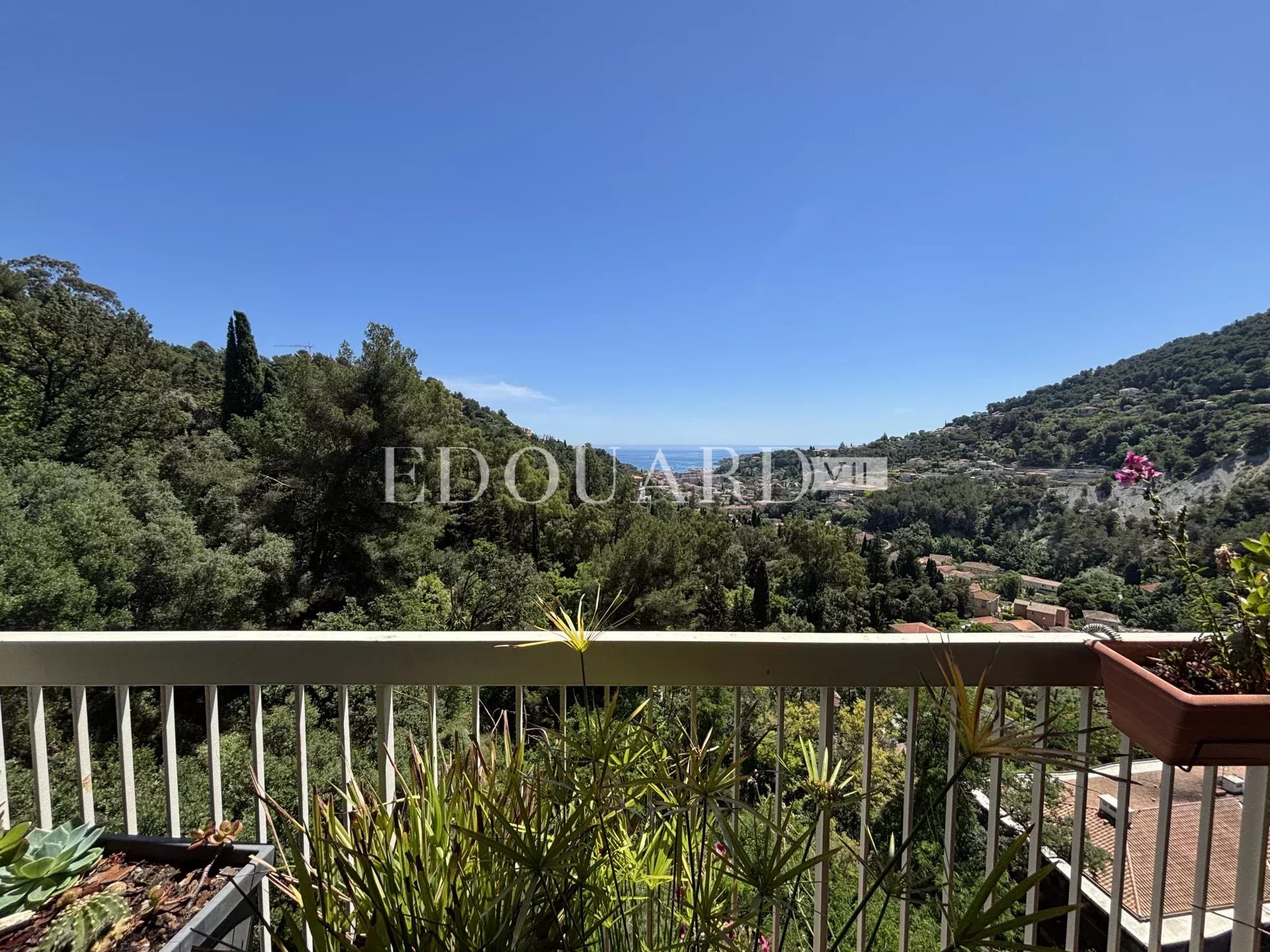 Trois pièces en bon état avec jolie terrasse, belle vue panoramique jusqu'à la mer, cave et garage