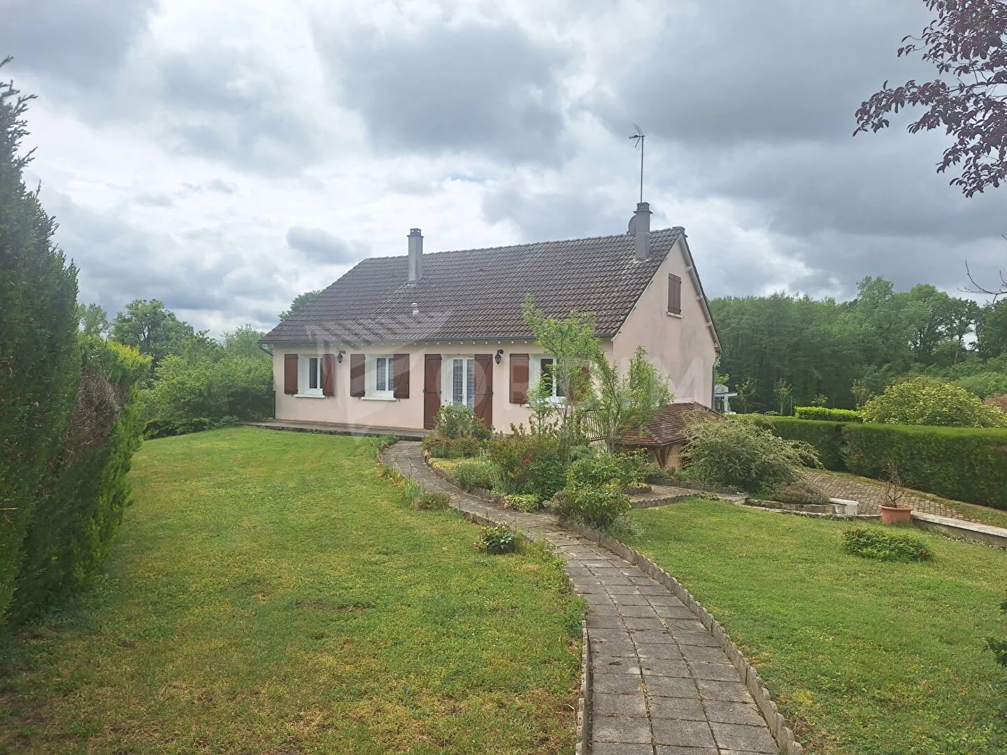 TOUCY - Maison 3 chambres sur grand terrain.